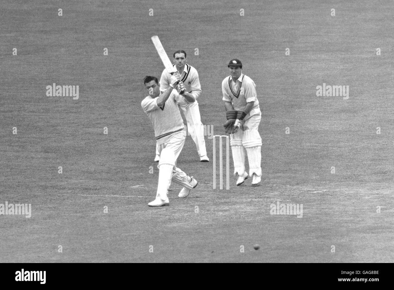 Surreys Alec Bedser (l) fährt eine Single, beobachtet von MCC-Wicketkeeper Godfrey Evans (r) Stockfoto