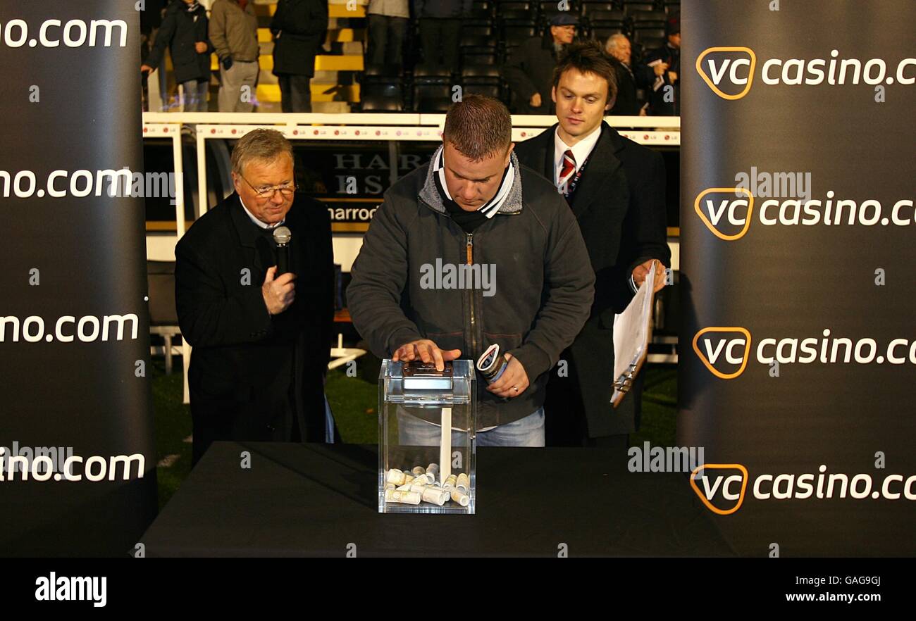 Fußball - Barclays Premier League - Fulham gegen Newcastle United - Craven Cottage. Pre-Match VC Casino knacken den Code Werbeveranstaltung Stockfoto