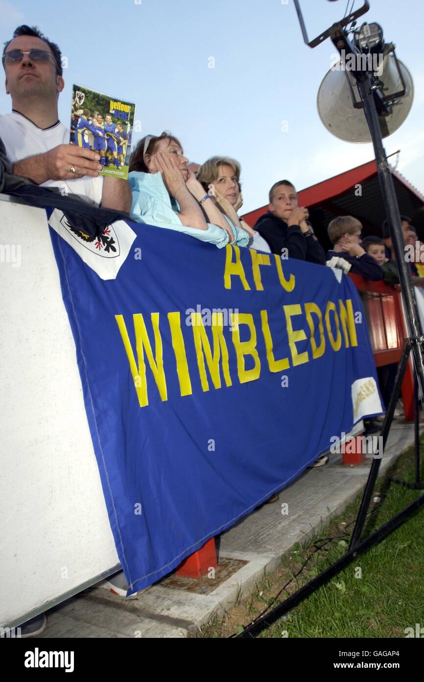 Fußball – Combined Counties League Premier Division – AFC Wimbledon gegen Chipstead. Fans sehen sich das Spiel mit einem AFC Wimbledon-Banner an Stockfoto