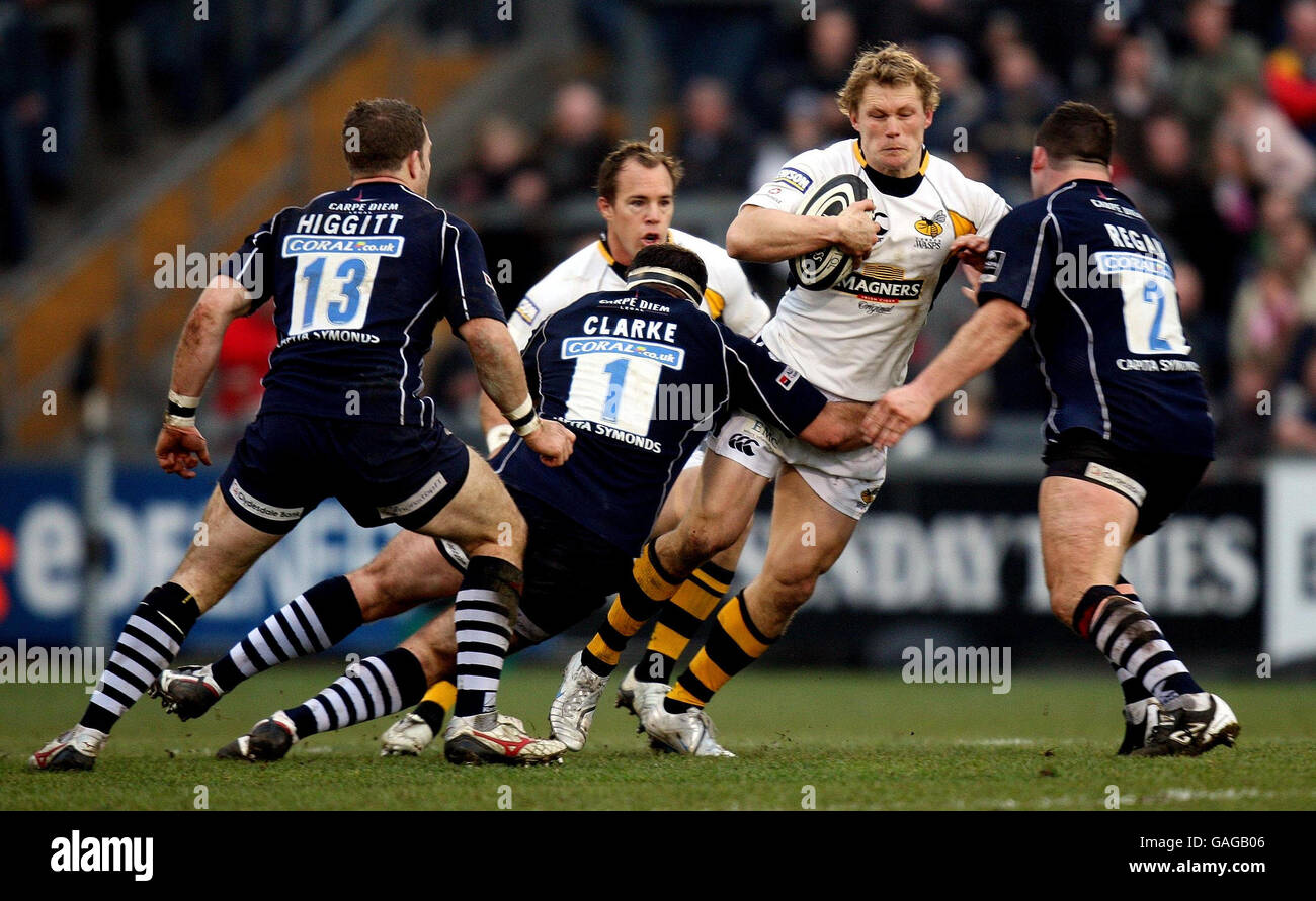 Wesps' Josh Lewsey wird von Alex Clarke und Mark Regan aus Bristol während des Guinness Premiership-Spiels im Memorial Stadium, Bristol, angegangen. Stockfoto