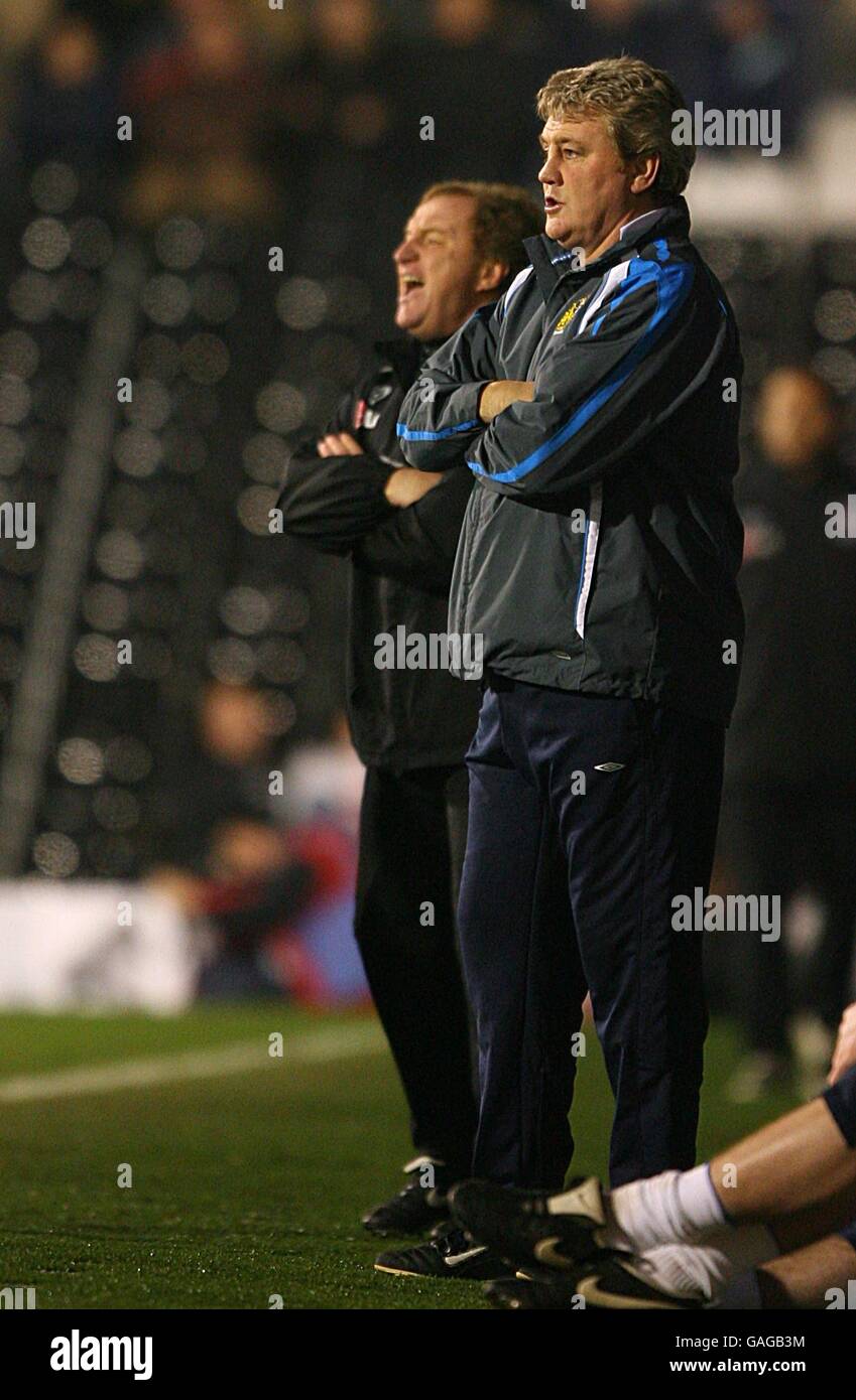 Fußball - Barclays Premier League - Fulham gegen Wigan Athletic - Craven Cottage. Wigan Athletic Manager Steve Bruce (r) und Fulham Caretaker Manager Ray Lewington an der Touchline Stockfoto