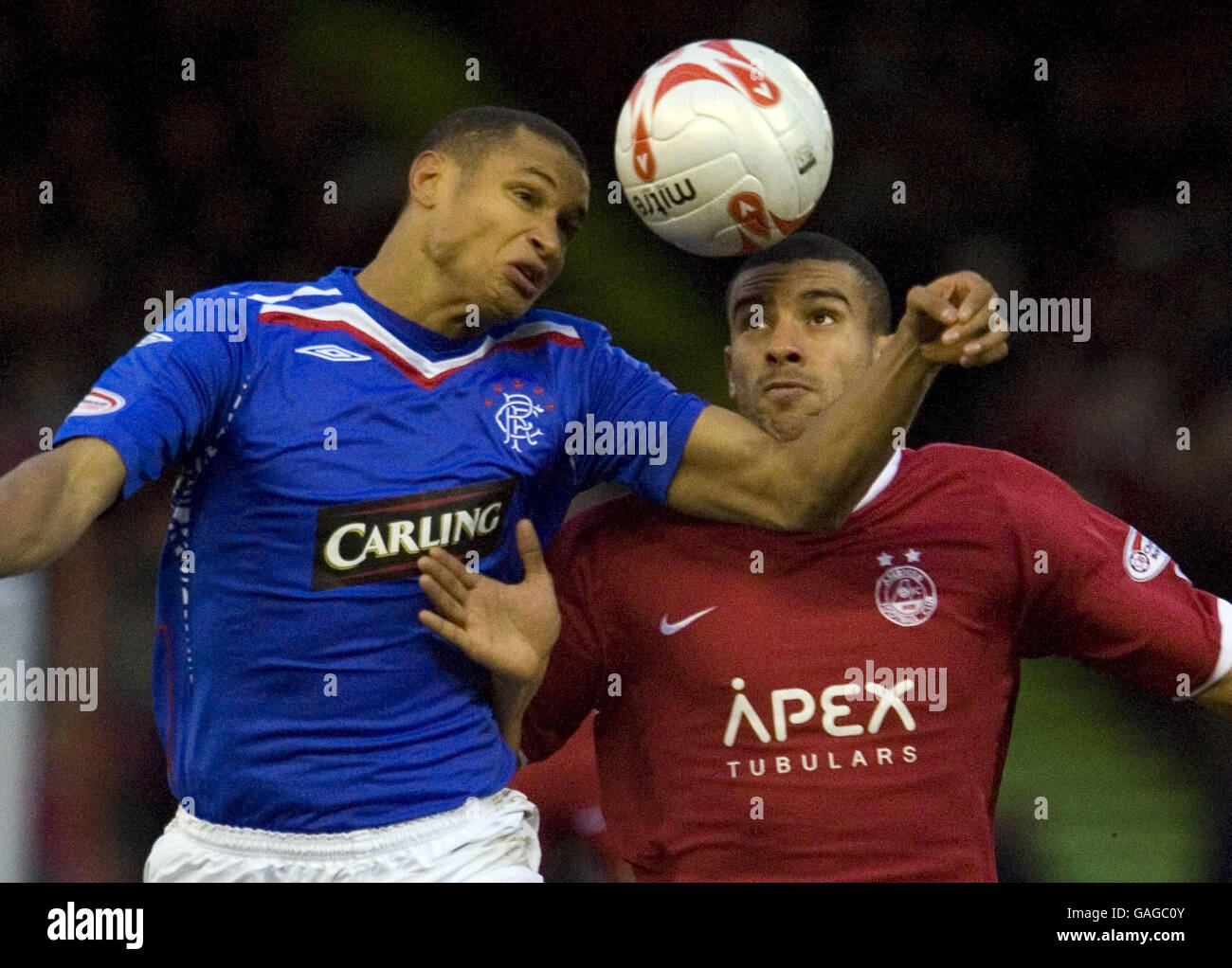 Richie Byrne (rechts) von Aberdeen kämpft mit Daniel Cousin der Rangers während des Spiels der Clydesdale Bank Scottish Premier League im Pittodrie Stadium, Aberdeen. Stockfoto