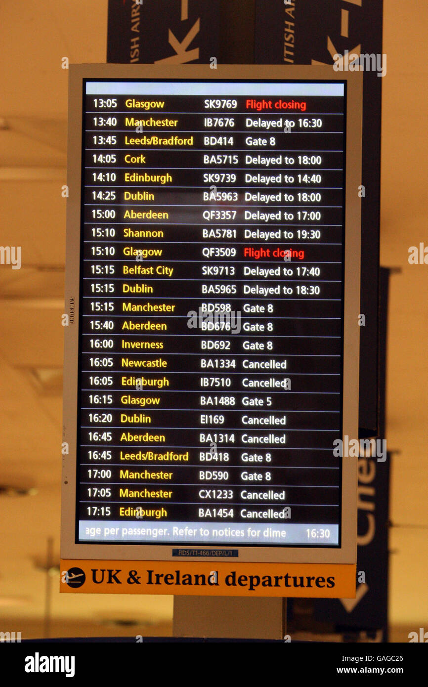 Verspätete und stornierte Flüge werden im Terminal 1 des Flughafens Heathrow aufgeführt, nachdem starker Nebel zahlreiche Flugausfälle verursacht hat. Stockfoto