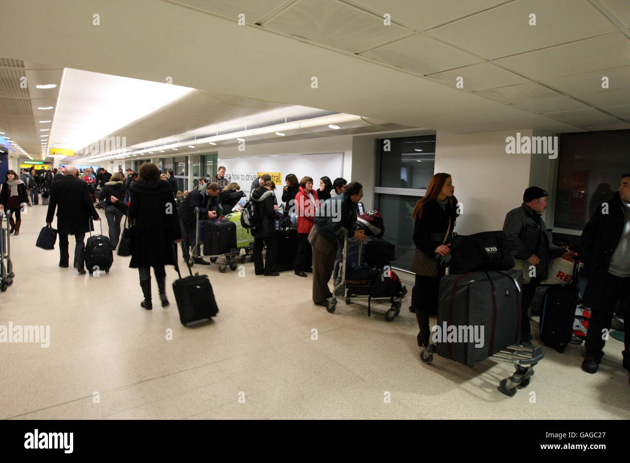 Passagiere Schlange im Terminal 1 des Flughafens Heathrow nach dichtem Nebel verursacht zahlreiche Flugausfälle. Stockfoto