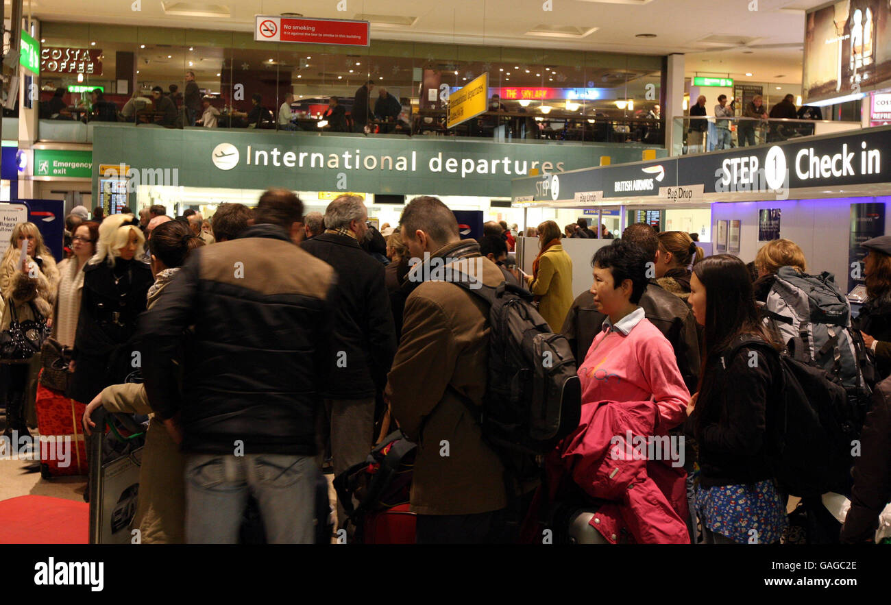 Nebel verzögert den Weihnachtsurlaub. Passagiere stehen im Terminal 1 des Flughafens Heathrow an, nachdem starker Nebel zahlreiche Flugausfälle verursacht hatte. Stockfoto