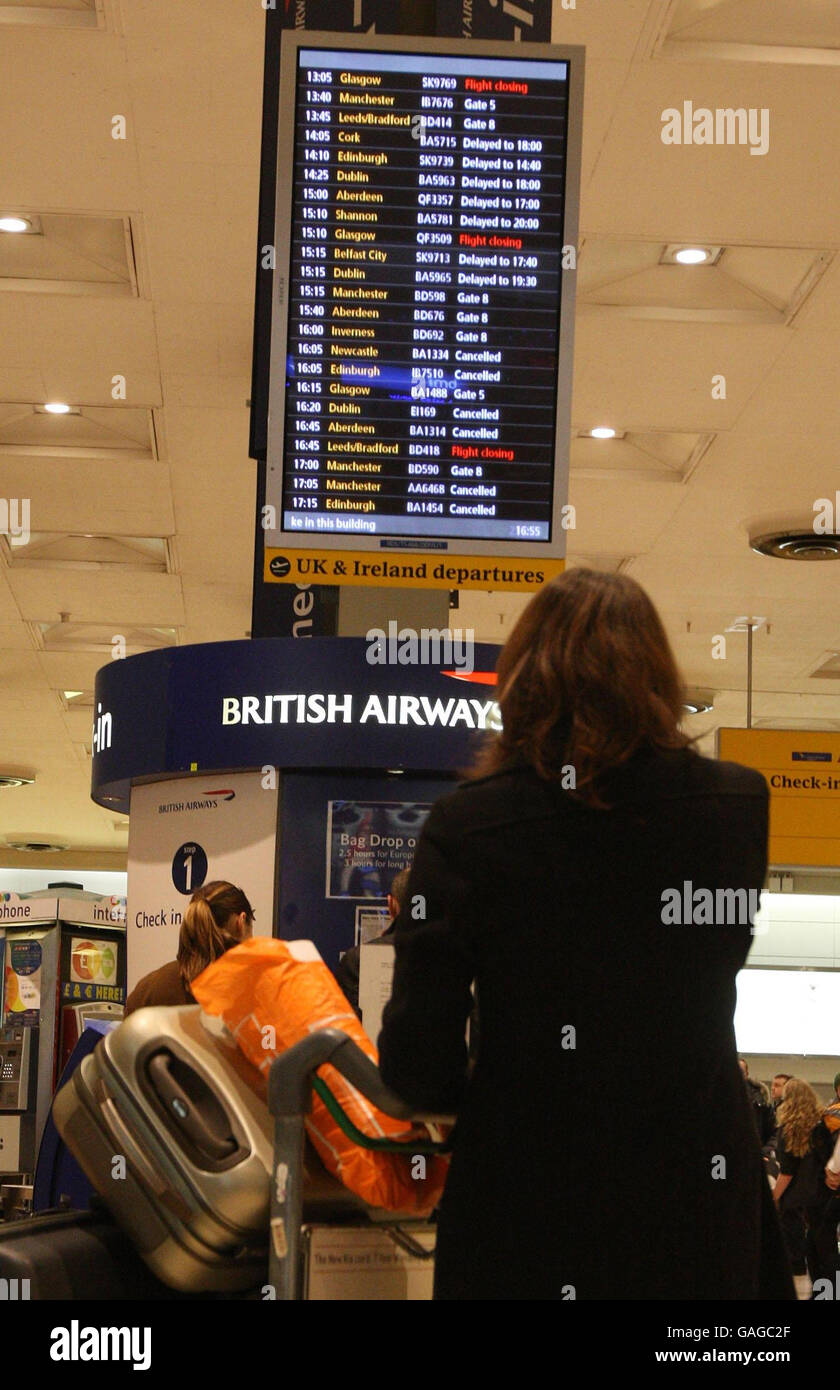 Passagiere im Terminal 1 des Flughafens Heathrow verursachten nach dichtem Nebel zahlreiche Flugausfälle. Stockfoto