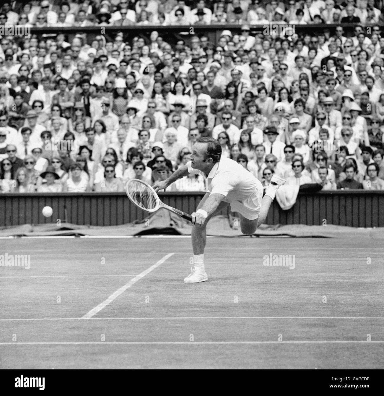 Tennis - Wimbledon Championships - Herreneinzel - Finale - Rod Laver gegen John Newcombe. Rod Laver streckt sich, um den Ball zurückzugeben Stockfoto