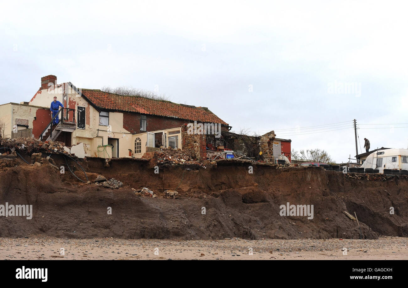 Die Cliff Farm, in der Nähe von Skipsea, wurde am Rande des Meeres gelassen und wird das Glück haben, ein weiteres Jahr zu dauern. Der Besitzer Colin Arnold und seine Familie leben weiterhin in einem Anwesen, das jetzt aussieht, als würde es über den Rand gleiten. Stockfoto