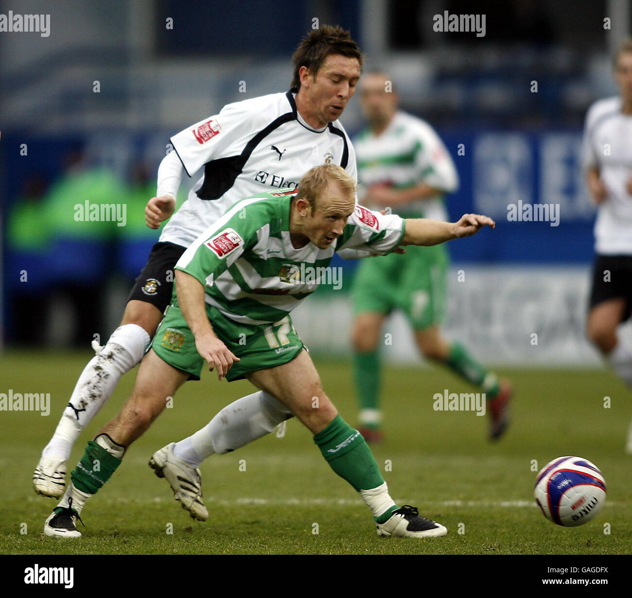 Lutons Darren Currie fordert Yeovil's Darren Way während des Coca-Cola Football League One Spiels in der Kenilworth Road, Luton, heraus. Stockfoto