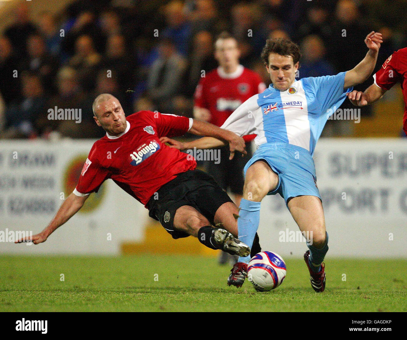 Mark Hughes von Chester City (rechts) kämpft im zweiten Spiel der Coca-Cola Football League im Deva Stadium, Chester, mit James Hunt von Grimsby Town um den Ball. Stockfoto