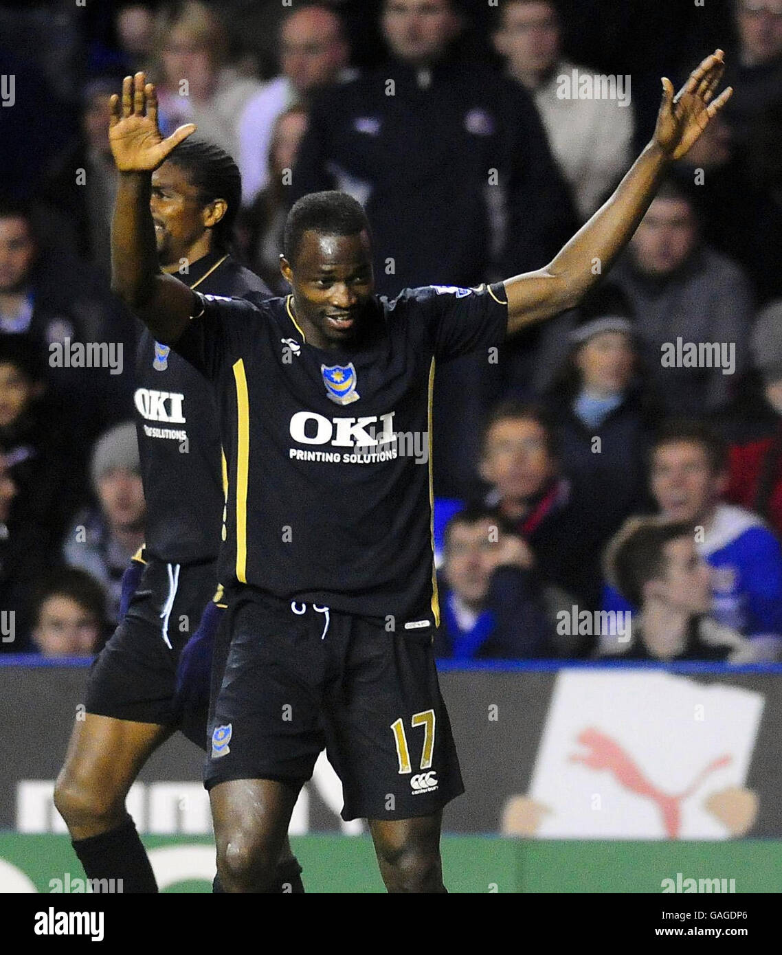 Fußball - Barclays Premier League - Reading V Portsmouth - Madejski Stadium. John Utaka von Portsmouth feiert sein Tor während des Spiels der Barclays Premier League im Madejski Stadium, Reading. Stockfoto