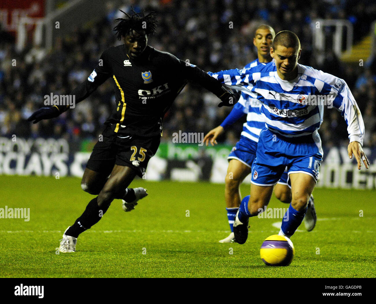 Portsmouth's Benjani (links) in Aktion mit Reading's Ivar Ingimarsson während des Barclays Premier League Spiels im Madejski Stadium, Reading. Stockfoto