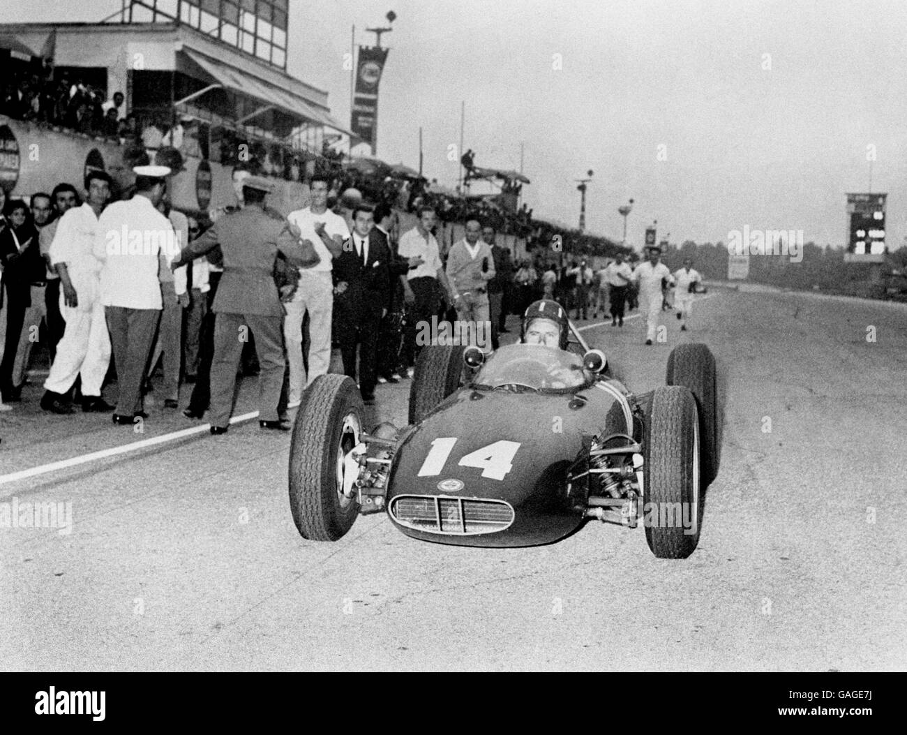 Graham Hill zieht in die Box, nachdem er den Italiener gewonnen hat Grand Prix in seinem BRM Stockfoto