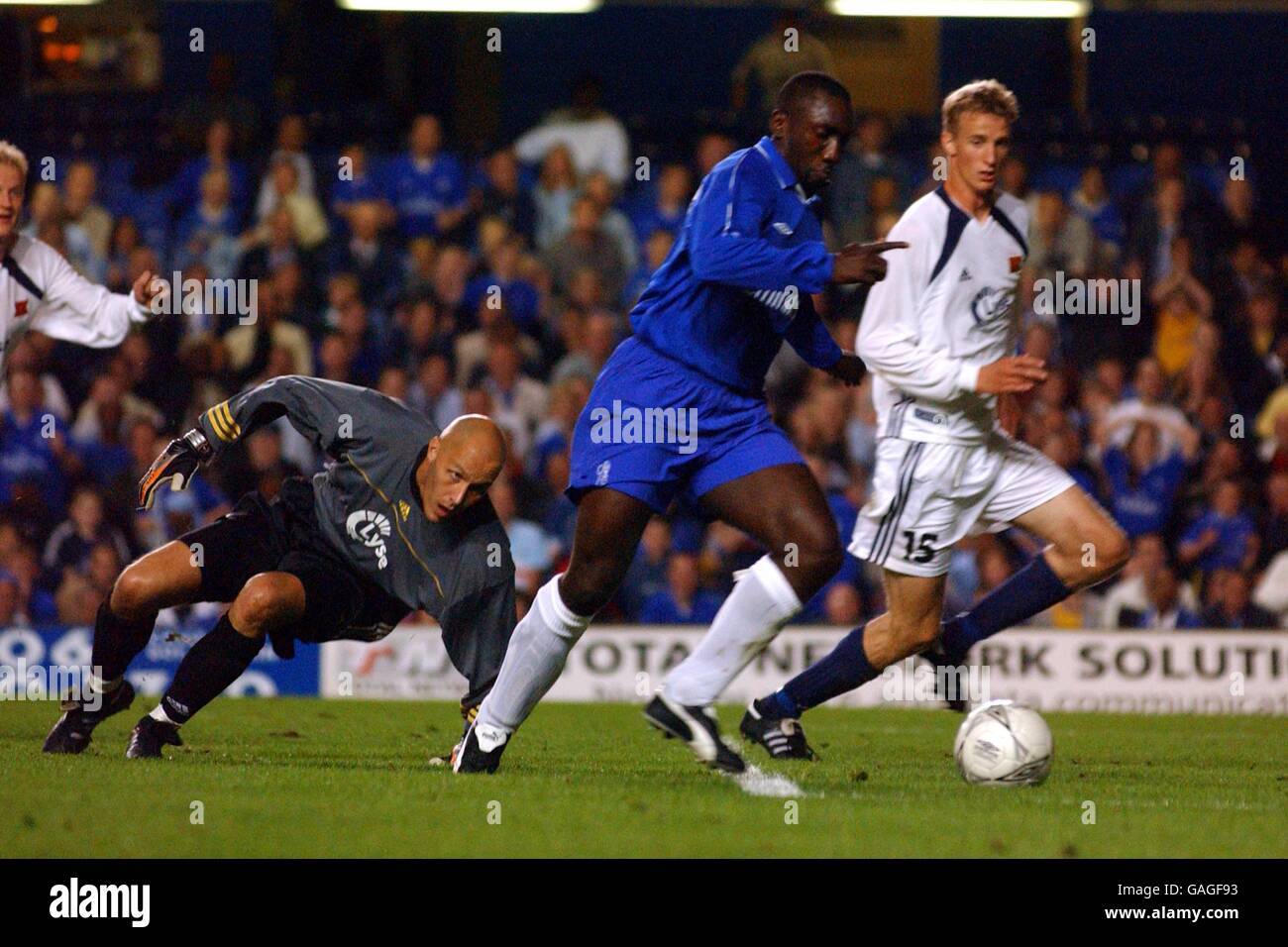 Jimmy Floyd Hasselbaink von Chelsea spielt den Ball um Viking Stavanger Torwart Frode Olsen öffnet den Torschütze Stockfoto
