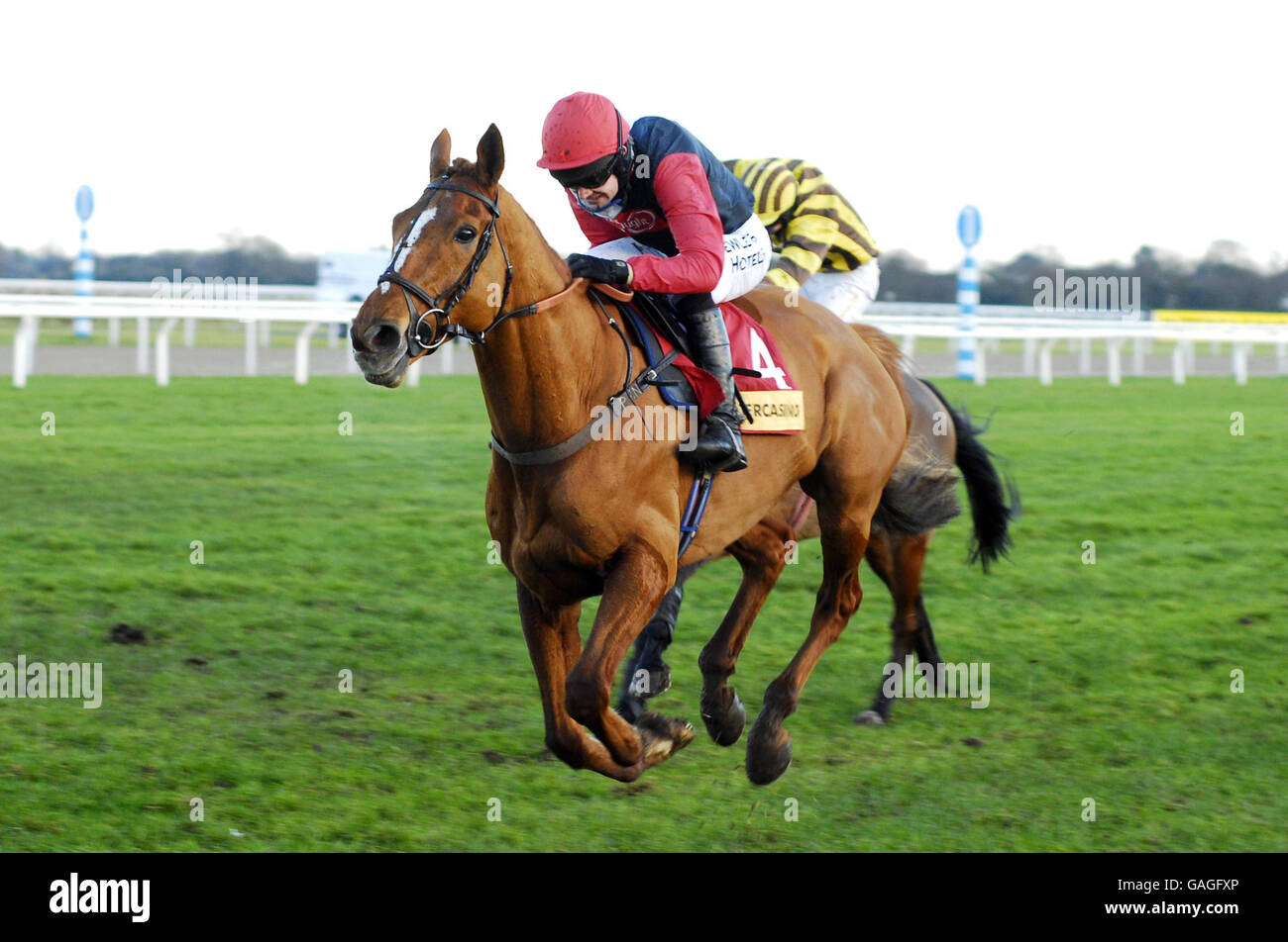 Nycteos mit Ruby Walsh haben Kawagino mit Wayne Kavanagh in der Lanzarote-Hürde intercasino.co.uk auf der Rennbahn Kempton Park geschlagen. Stockfoto