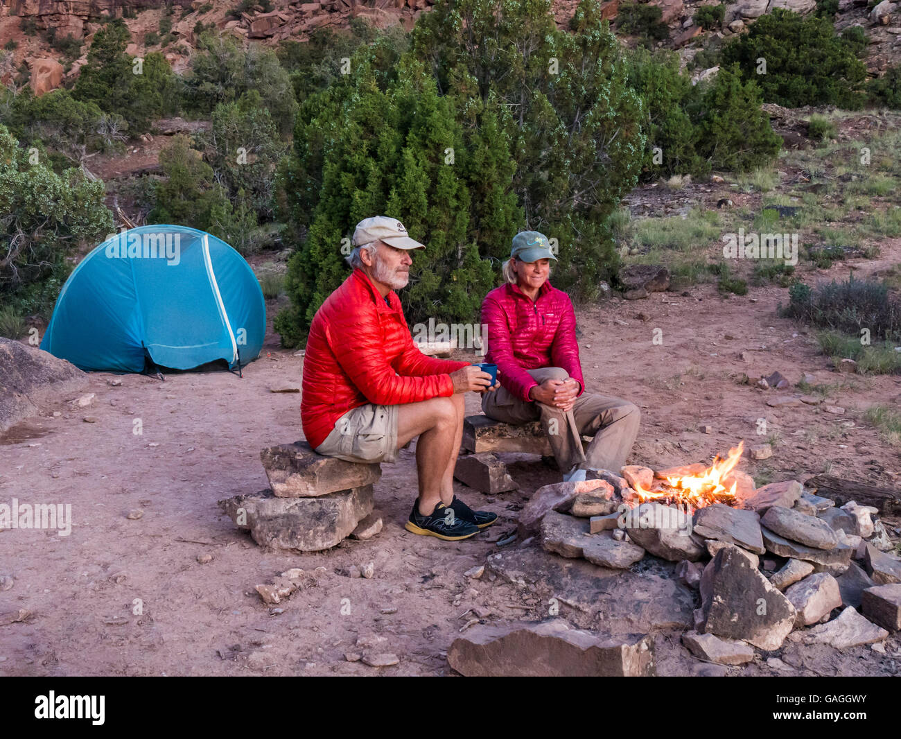Paar genießen Sie am Lagerfeuer, Big Dominguez Canyon Dominguez Canyon Wilderness Area südlich von Grand Junction, Colorado. Stockfoto