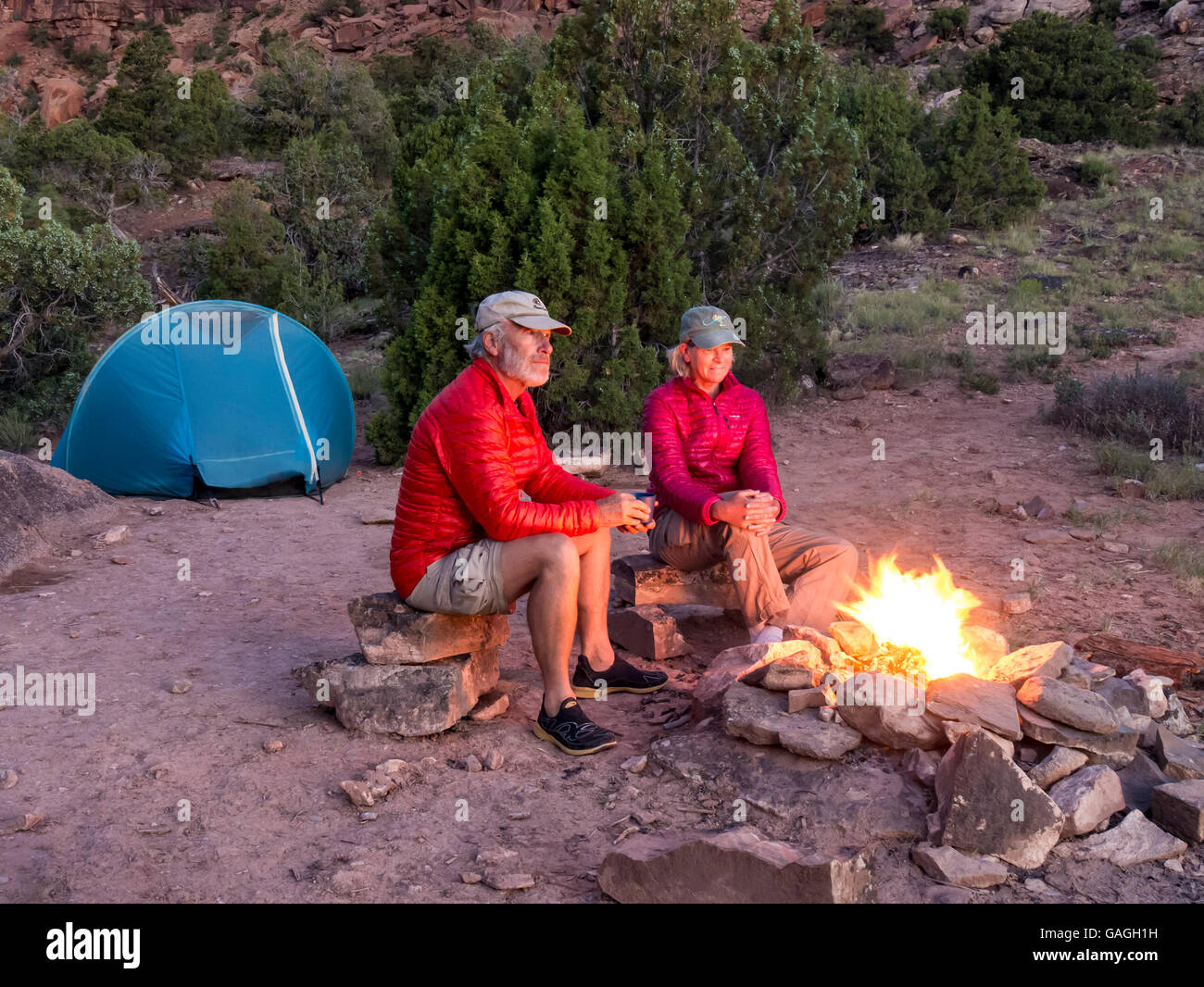 Paar genießen Sie am Lagerfeuer, Big Dominguez Canyon Dominguez Canyon Wilderness Area südlich von Grand Junction, Colorado. Stockfoto