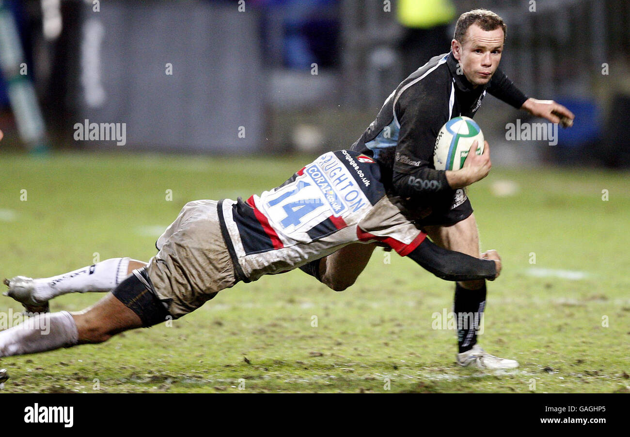 Rugby Union - Heineken Cup - Pool 4 - Glasgow Warriors V Saracens - Firhill Stadium. Richard Haughton von Saracens nimmt Hefin O'Hare während des Heineken-Cup-Spiels im Firhill Stadium, Glasgow, unter die Leine. Stockfoto