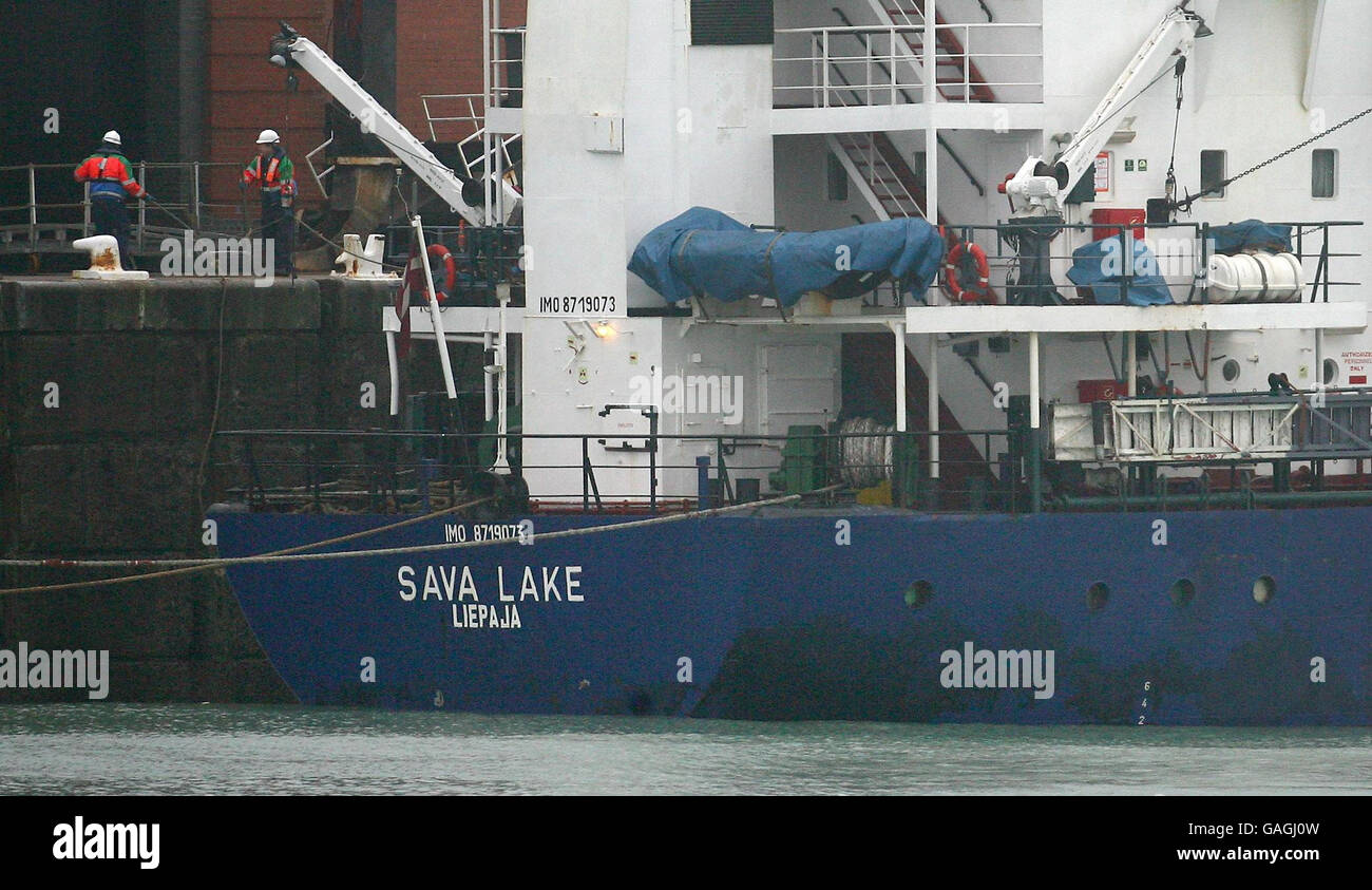Beamte am Ort des Containerschiffes Sava Lake, der in den Western Docks, Dover, Kent, vertäut war, nachdem zwei Besatzungsmitglieder an Bord tot aufgefunden wurden. Stockfoto
