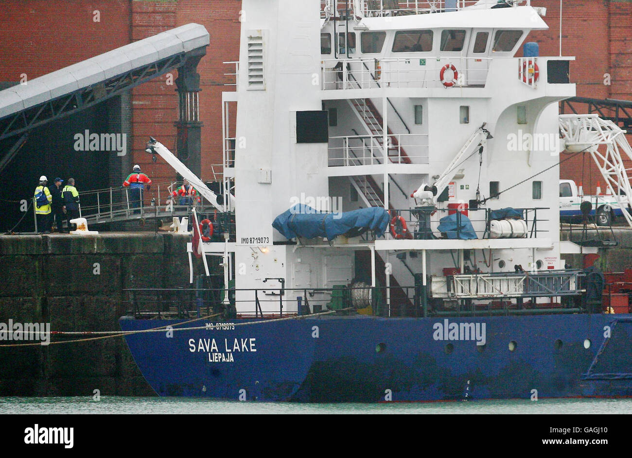 Beamte am Ort des Containerschiffes Sava Lake, der in den Western Docks, Dover, Kent, vertäut war, nachdem zwei Besatzungsmitglieder an Bord tot aufgefunden wurden. Stockfoto