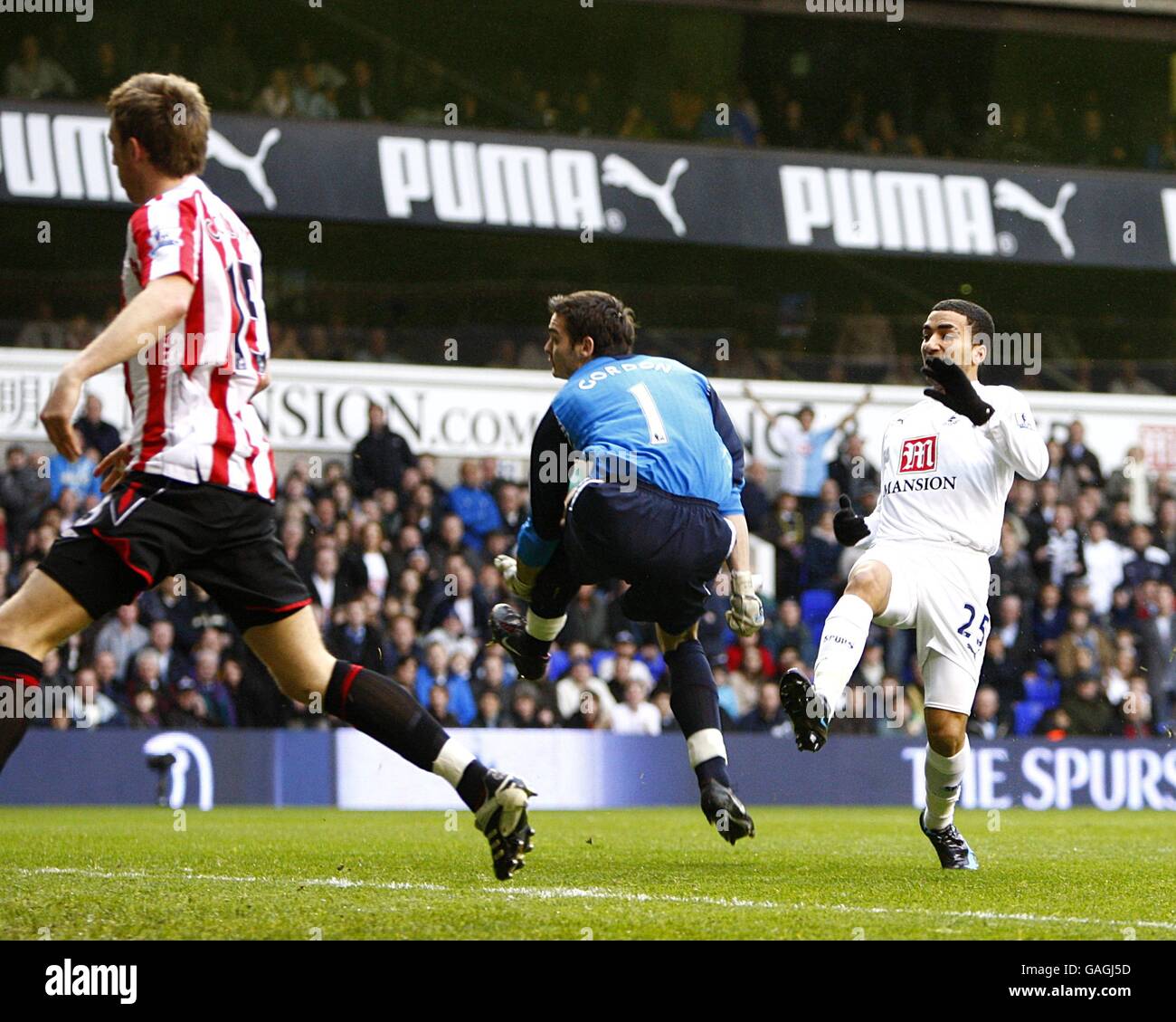 Fußball - Barclays Premier League - Tottenham Hotspur gegen Sunderland - White Hart Lane. Aaron Lennon (r) von Tottenham Hotspur erzielt das erste Tor seiner Seite gegen Sunderland-Torwart Craig Gordon Stockfoto