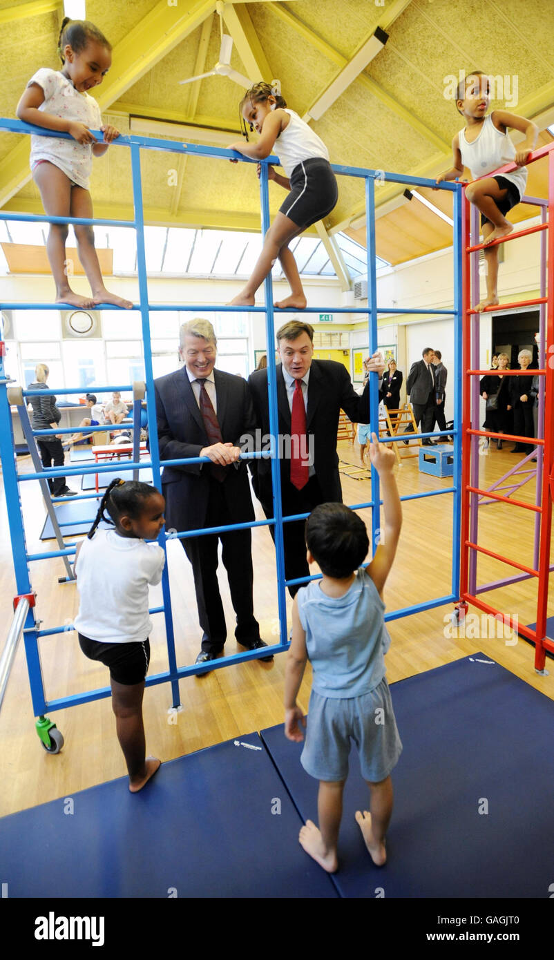 Ed Balls (rechts), Staatssekretär für Kinder, Schulen und Familien, und Alan Johnson schauen sich einen Übungskurs an der Green Dragon Primary School in Brentford an, der bereits eine regierungsübergreifende Strategie zur Bekämpfung von Adipositas angekündigt hat. Stockfoto