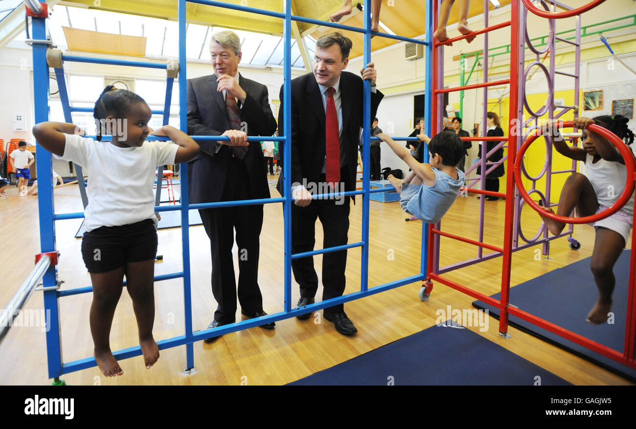 Ed Balls (rechts), Staatssekretär für Kinder, Schulen und Familien, und Alan Johnson schauen sich einen Übungskurs an der Green Dragon Primary School in Brentford an, der bereits eine regierungsübergreifende Strategie zur Bekämpfung von Adipositas angekündigt hat. Stockfoto