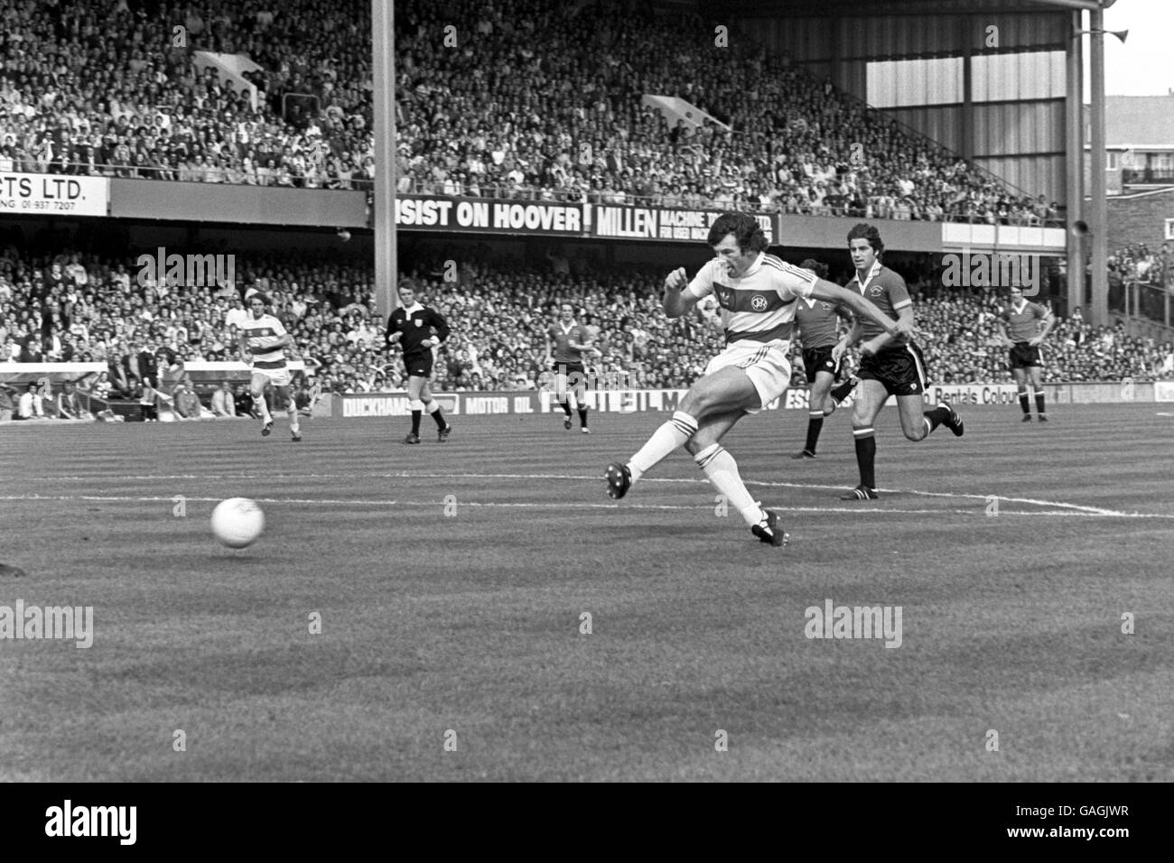 Ian Gillard von Queens Park Rangers punktet gegen Manchester United Stockfoto