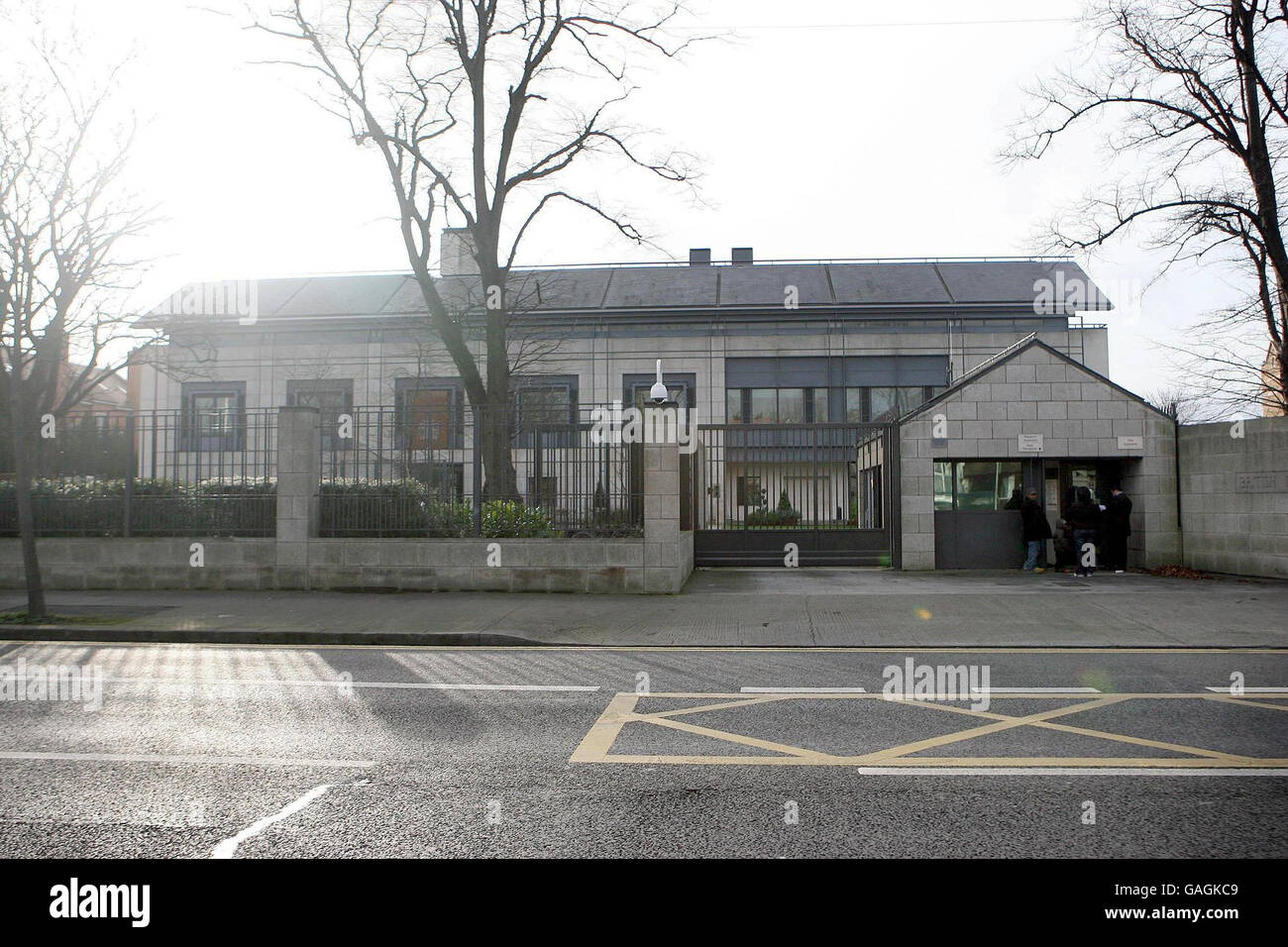 Die britische Botschaft in Dublin, die heute vor einem Streik durch Mitarbeiter stand, nachdem sie in einem bitteren Streit über den Stellenabbau für Streikmaßnahmen gestimmt hatten. Stockfoto