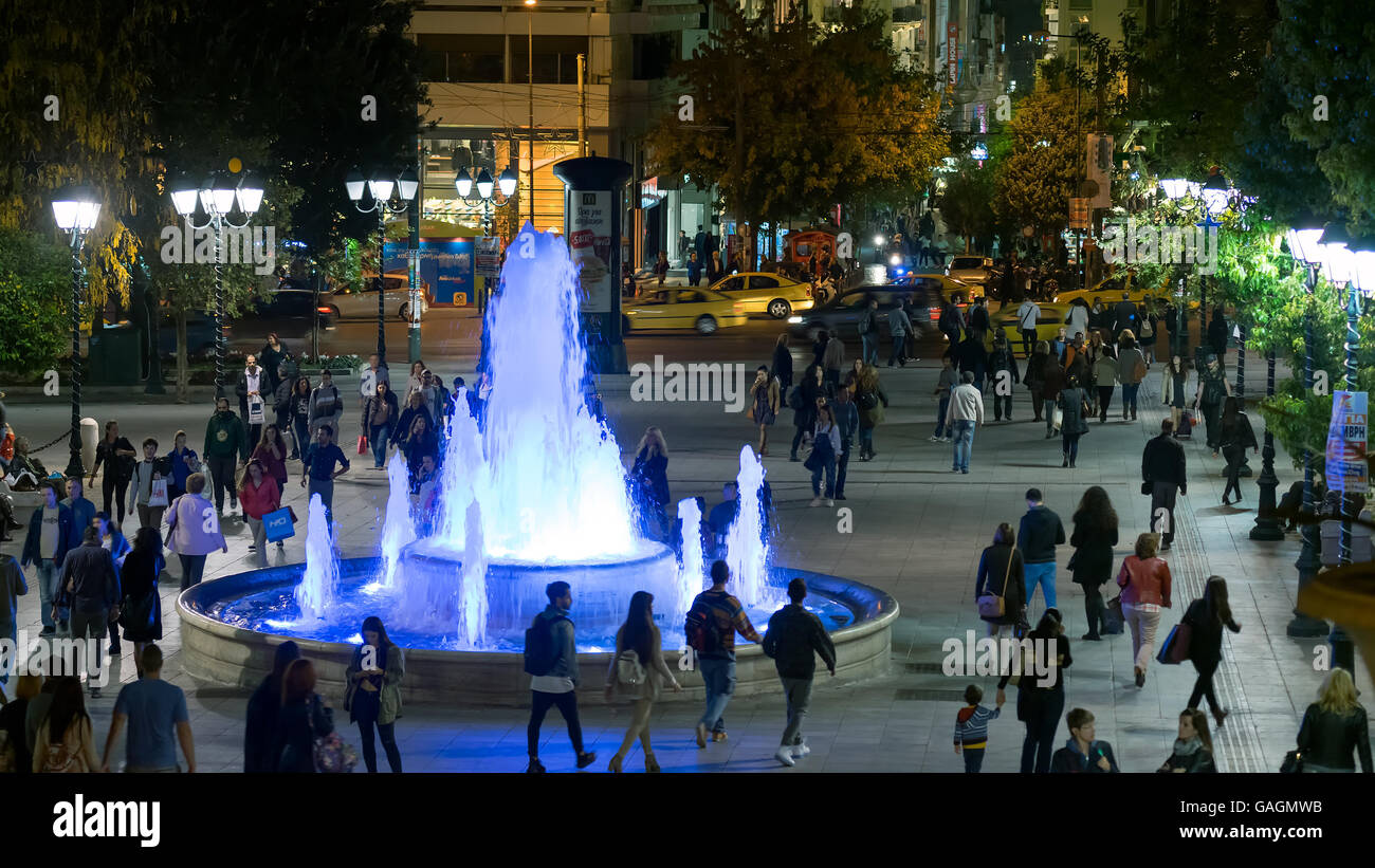 Athen, Griechenland 11. November 2015. Gewöhnliche Nachtleben Sintagma Athen Platz mit Menschen und Touristen in Griechenland. Stockfoto