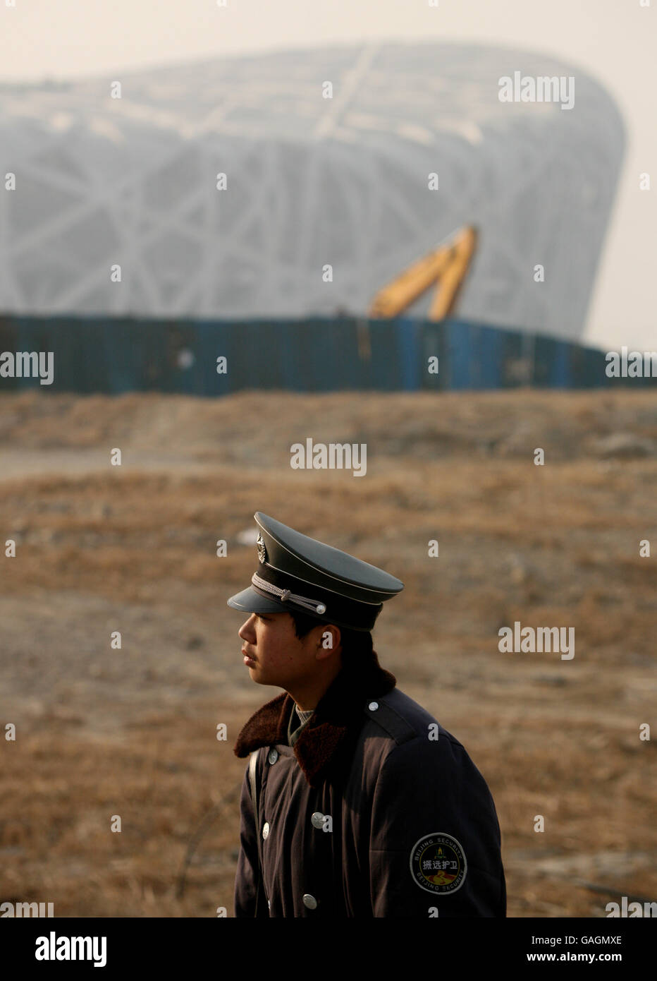 Stock Bild einer chinesischen Armee Garde auf Patrouille draußen Das Nationale Olympiastadion in Peking Stockfoto