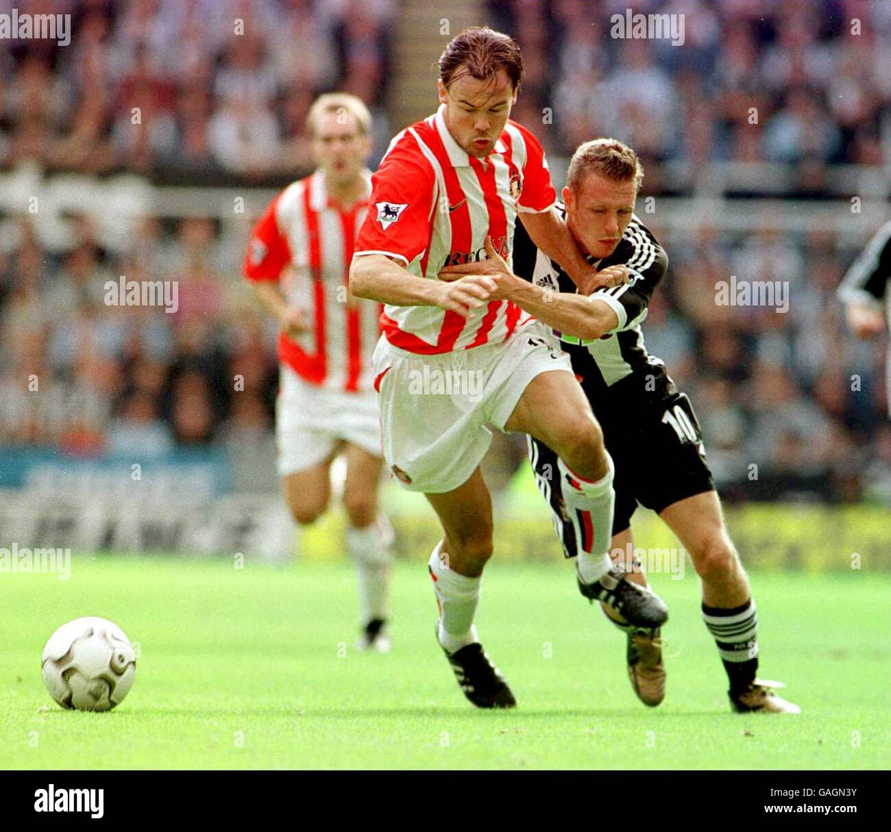 Fußball - FA Barclaycard Premiership - Newcastle United / Sunderland. Craig Bellamy von Newcastle United kämpft mit Joachim Bjorklund von Sunderland um den Ball Stockfoto