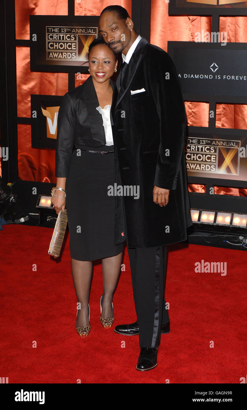 Snoop Dogg und Frau Shante Taylor kommen für die Critics' Choice Awards im Santa Monica Civic Auditorium in Santa Monica, Kalifornien. Stockfoto