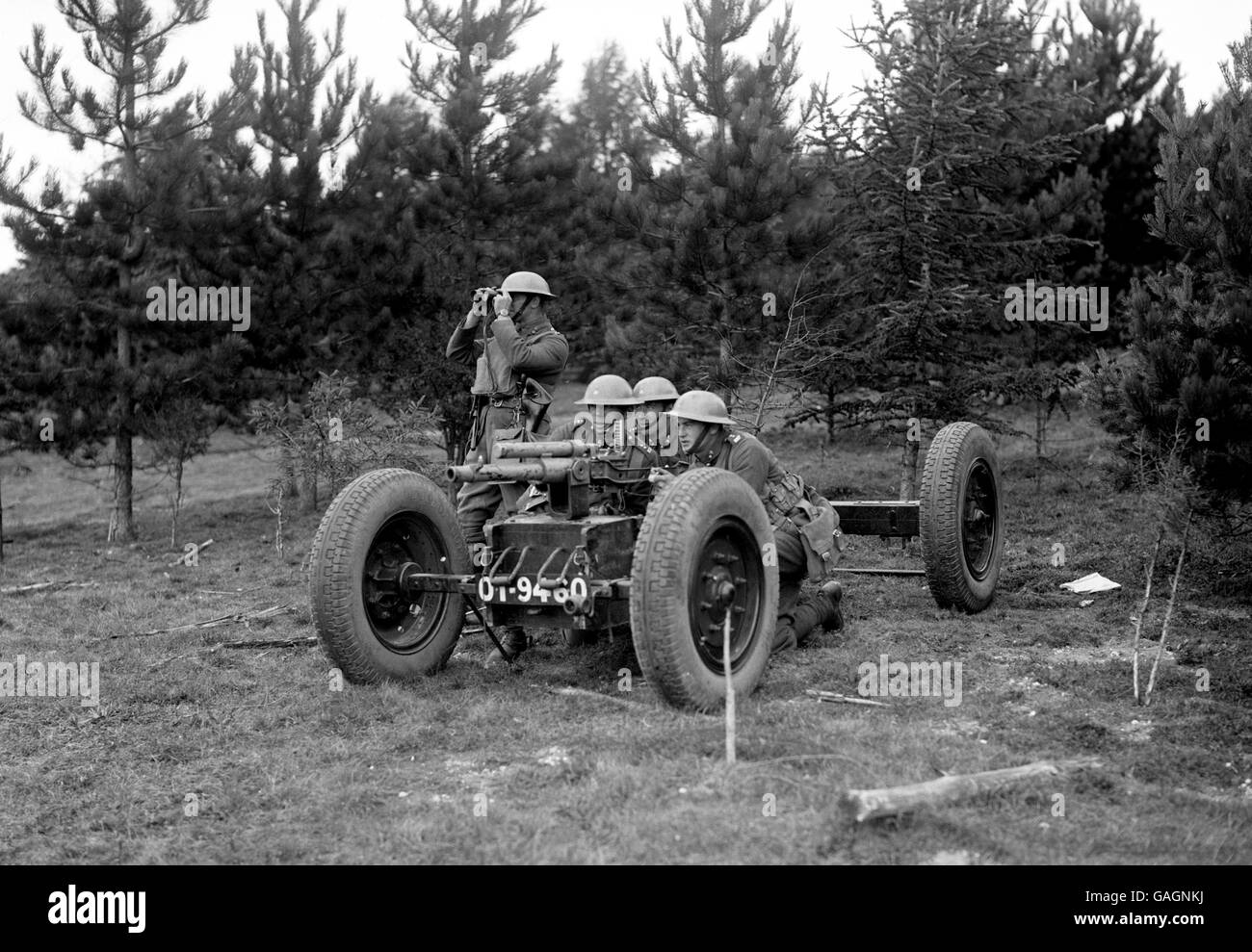 Eine Panzerabwehrkanone auf einem pneumatischen Wagen montiert, in Aktion auf Salisbury Plain. Stockfoto