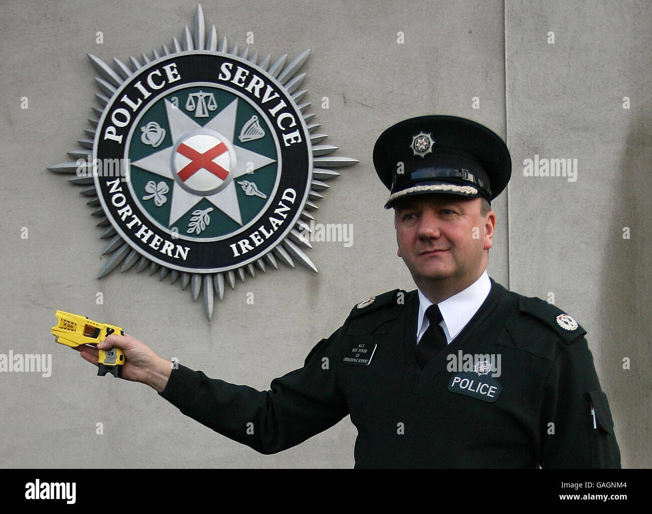 Der Polizeidienst von Nordirland, stellvertretender Chief Constable Roy Toner, hält eine Taser-Elektroschocker vor dem PSNI-Hauptquartier in Belfast. Stockfoto