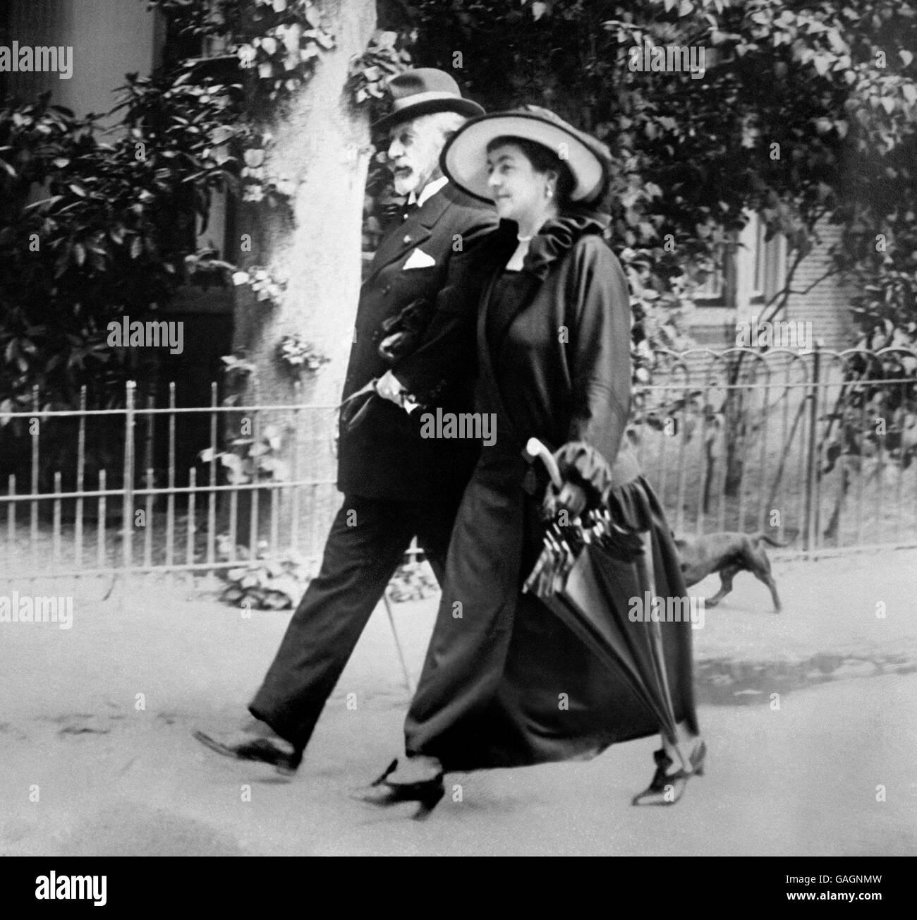 Der Ex-Kaiser Wilhem II., der mit seiner Frau Prinzessin Hermine durch die Straßen von Doorn spaziert. Stockfoto