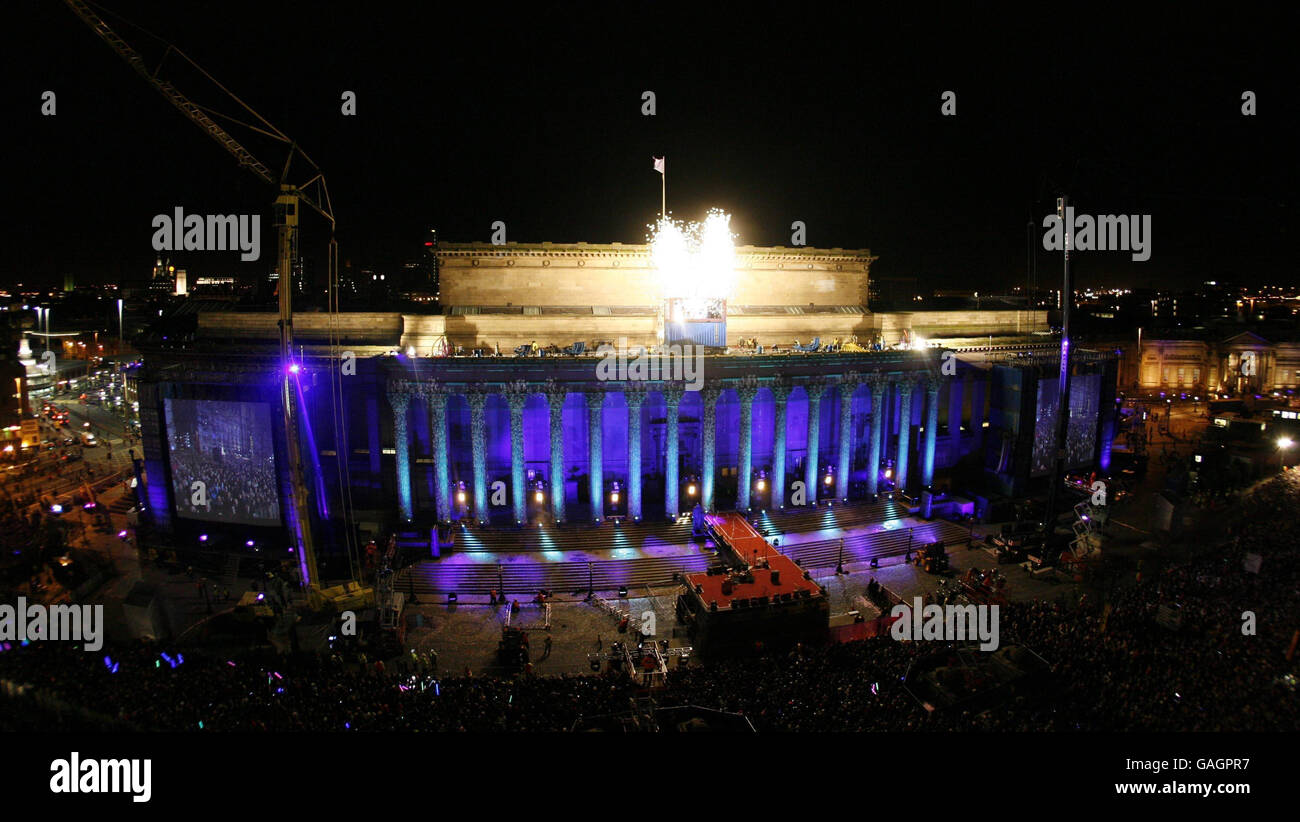 Der ehemalige Beatle Ringo Starr, Dave Stewart und das Royal Liverpool Philharmonic Orchestra nehmen an einer Uinque-Dachaufführung auf der St George's Hall in Liverpool Teil. Stockfoto