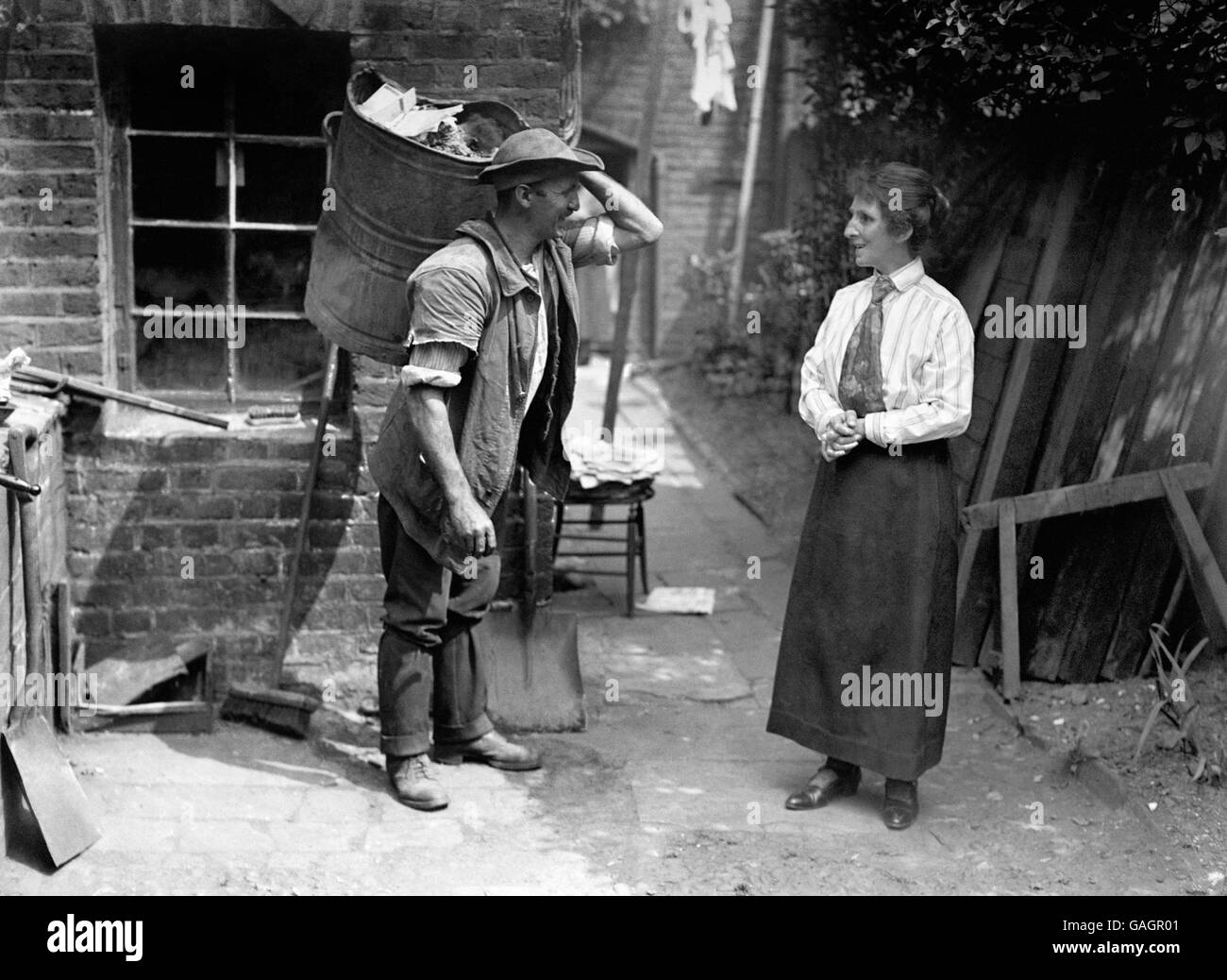 London-Szenen - Mülleimer Männer - 1925 Stockfoto