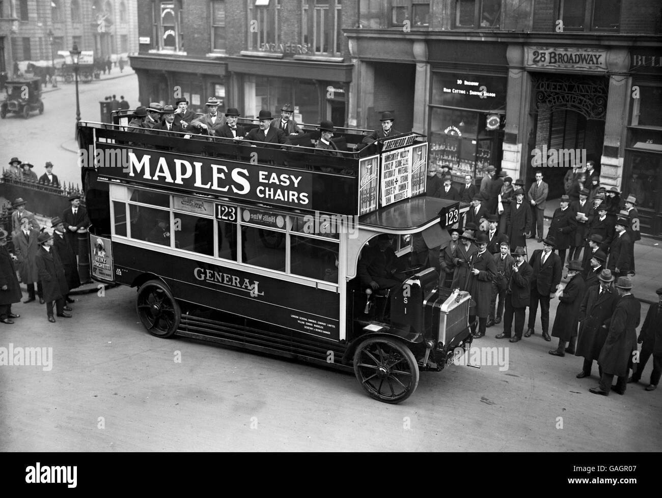 Der 'K'-Typ von Motorbus, gesehen am Broadway, Westminster und erstmals 1914 produziert. Stockfoto
