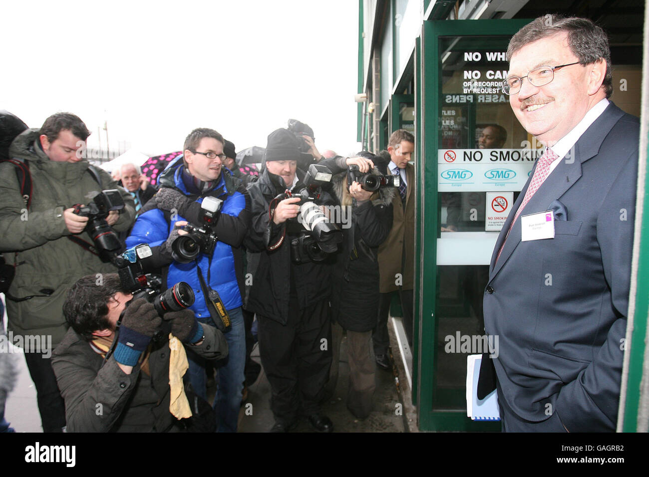 Der Vorsitzende von Northern Rock, Bryan Sanderson, verlässt die Newcastle Metro Arena nach einem Treffen über den geplanten Verkauf der Bank. Stockfoto