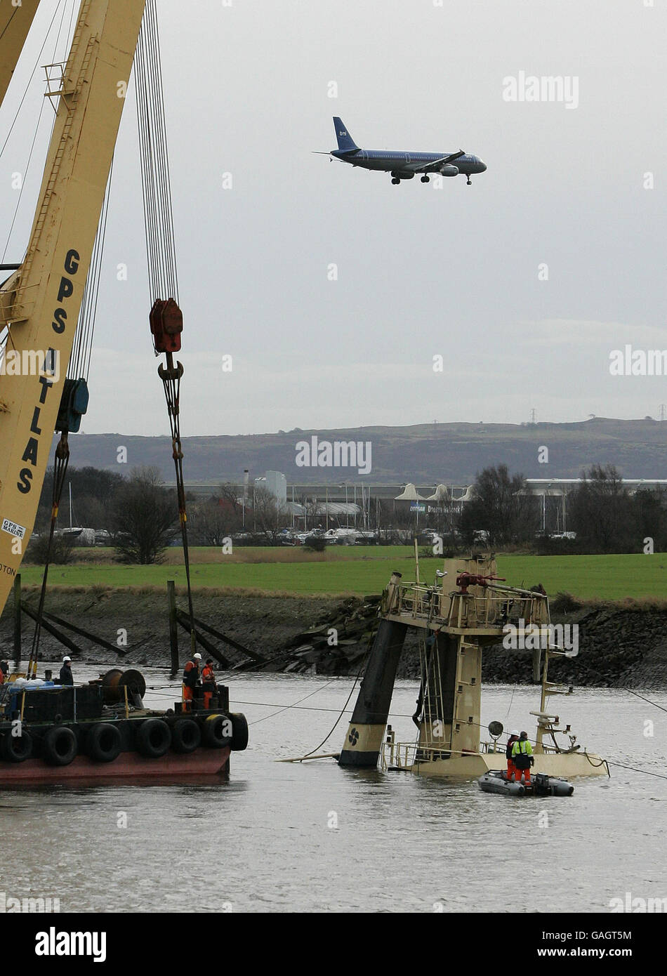 Die Spitze des Flying Phantom Tug ist sichtbar, wie die Barge, GPS Atlas,  die in der Lage ist, 400 Tonnen heben, seinen Bergungsbetrieb auf dem Fluss  Clyde fortsetzt Stockfotografie - Alamy