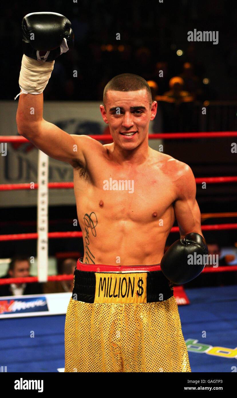 Anthony Crolla (Manchester) feiert seinen K.O.-Sieg gegen Tomasz Kwiecien (Polen) während seines Auftrittes im Burg-Wachter Castello, Düsseldorf, Deutschland. Stockfoto