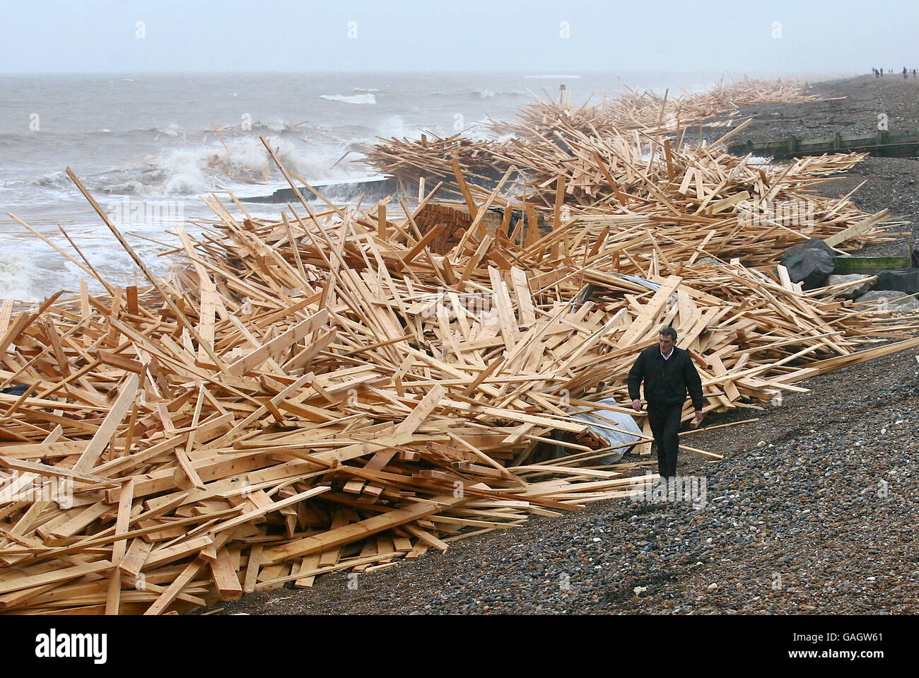 Holz vom Schiff Ice Prince, das vor der Dorset-Küste versank, wird heute am Worthing-Strand in West Sussex gespült. Stockfoto