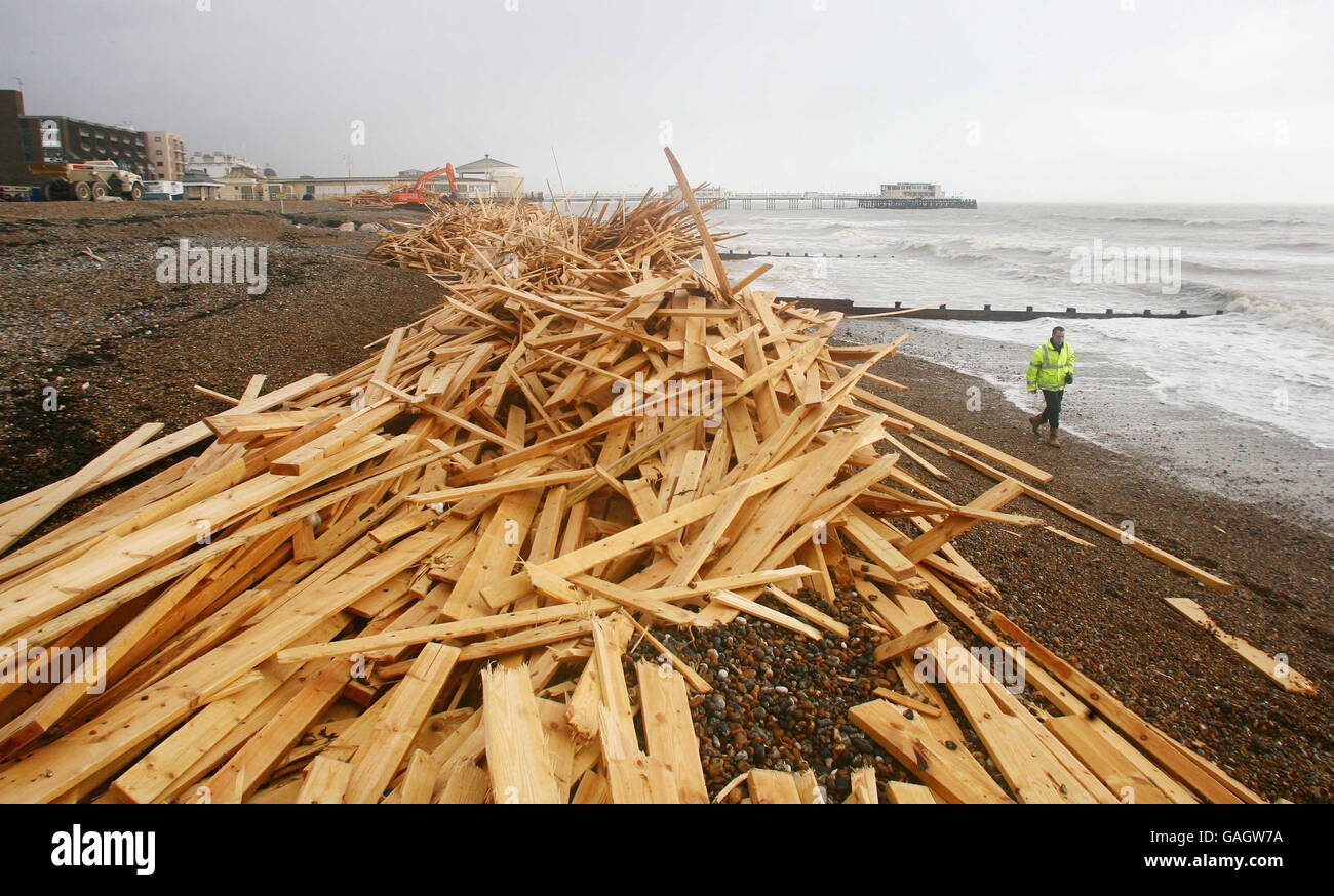 Ein Mann schaut auf Holz, das an Worthing angeschwemmt wurde, das vom Schiff des Eisprinzen stammt, das vor der Dorset-Küste versank. Stockfoto