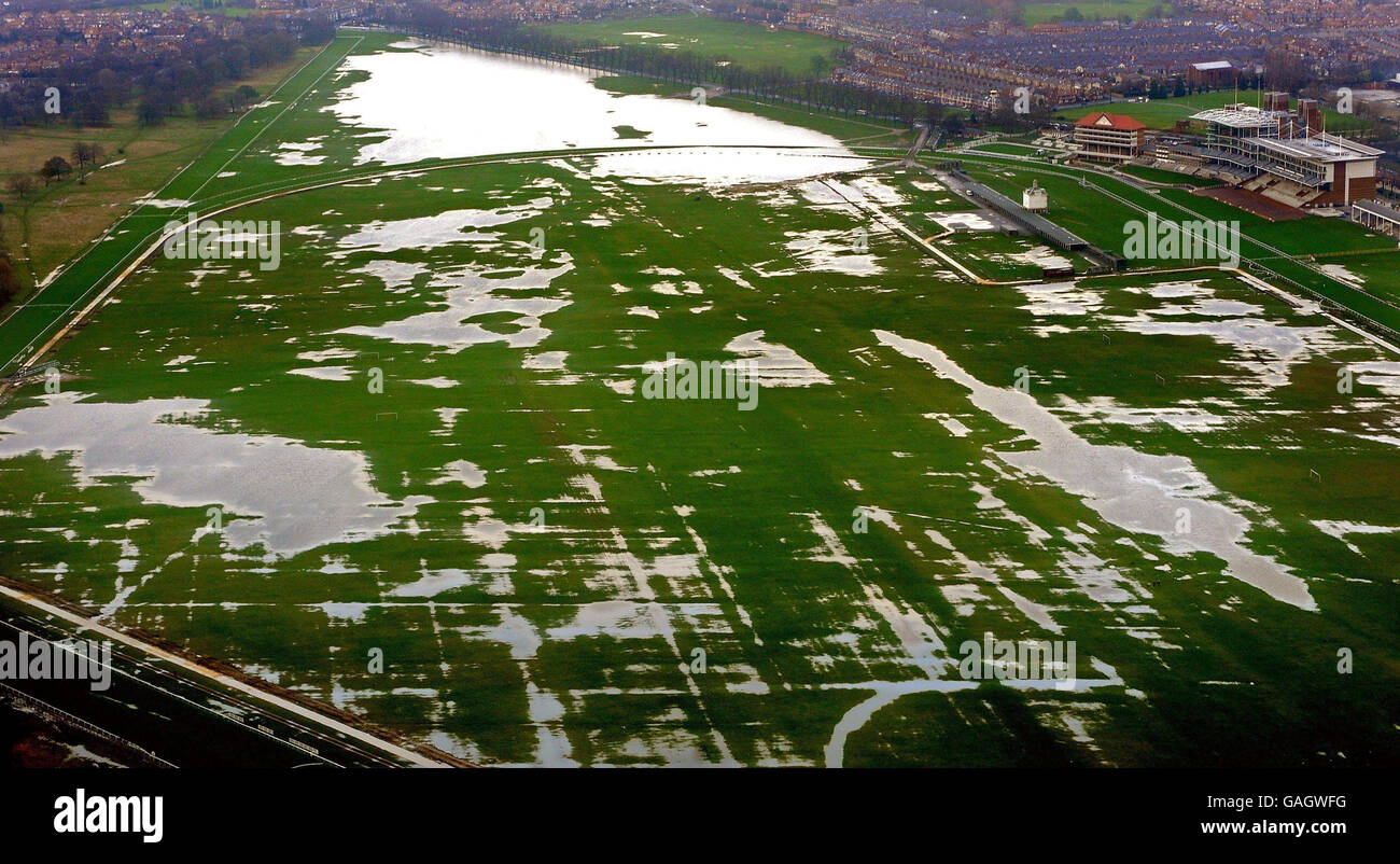 Anhaltende Überschwemmungen in Großbritannien. Eine Luftaufnahme der Pferderennbahn Knavesmire unter Flutwasser vom nahe gelegenen River Ouse. Stockfoto