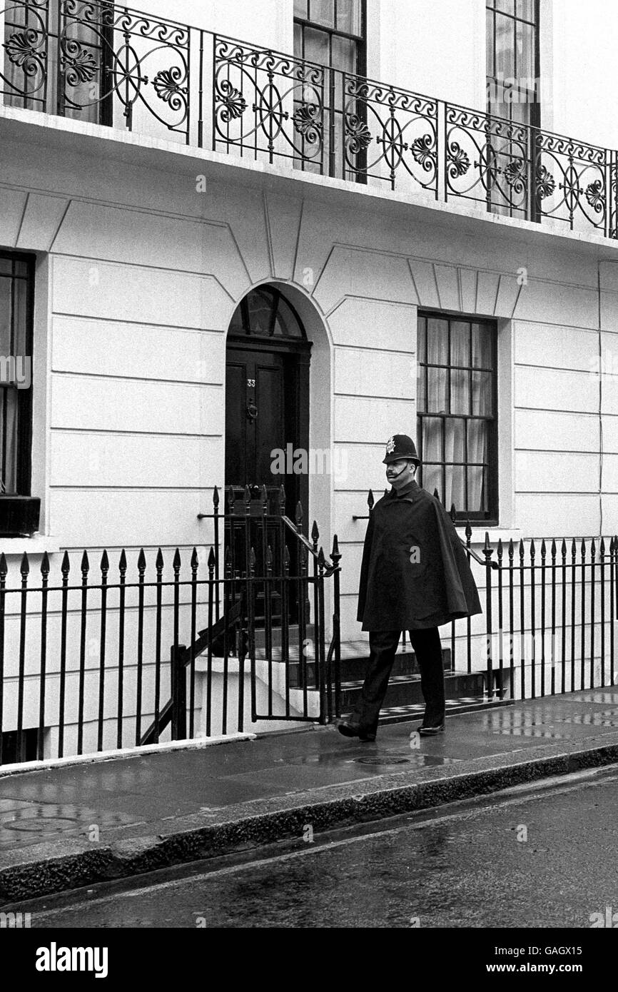 Ein Polizist patrouilliert vor Enoch Powells Haus am 33 South Eaton Place, Belgravia, London, nach dem Empfang eines Briefes, der drohte, ihn zu ermorden. Enoch wird während seiner Bewegungen in London auch von Zivilkleider bewacht. Stockfoto