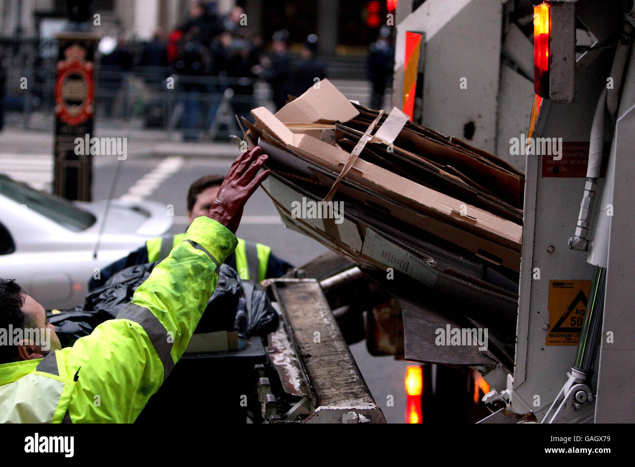 Generisches Bild von Müllsammlern für Westminster Council Entleerung von Behältern und Recycling von Karton in der Nähe des High Court im Zentrum von London. Das Bild zeigt Staubmänner, die Abfall und anderen Hausmüll sammeln. Stockfoto