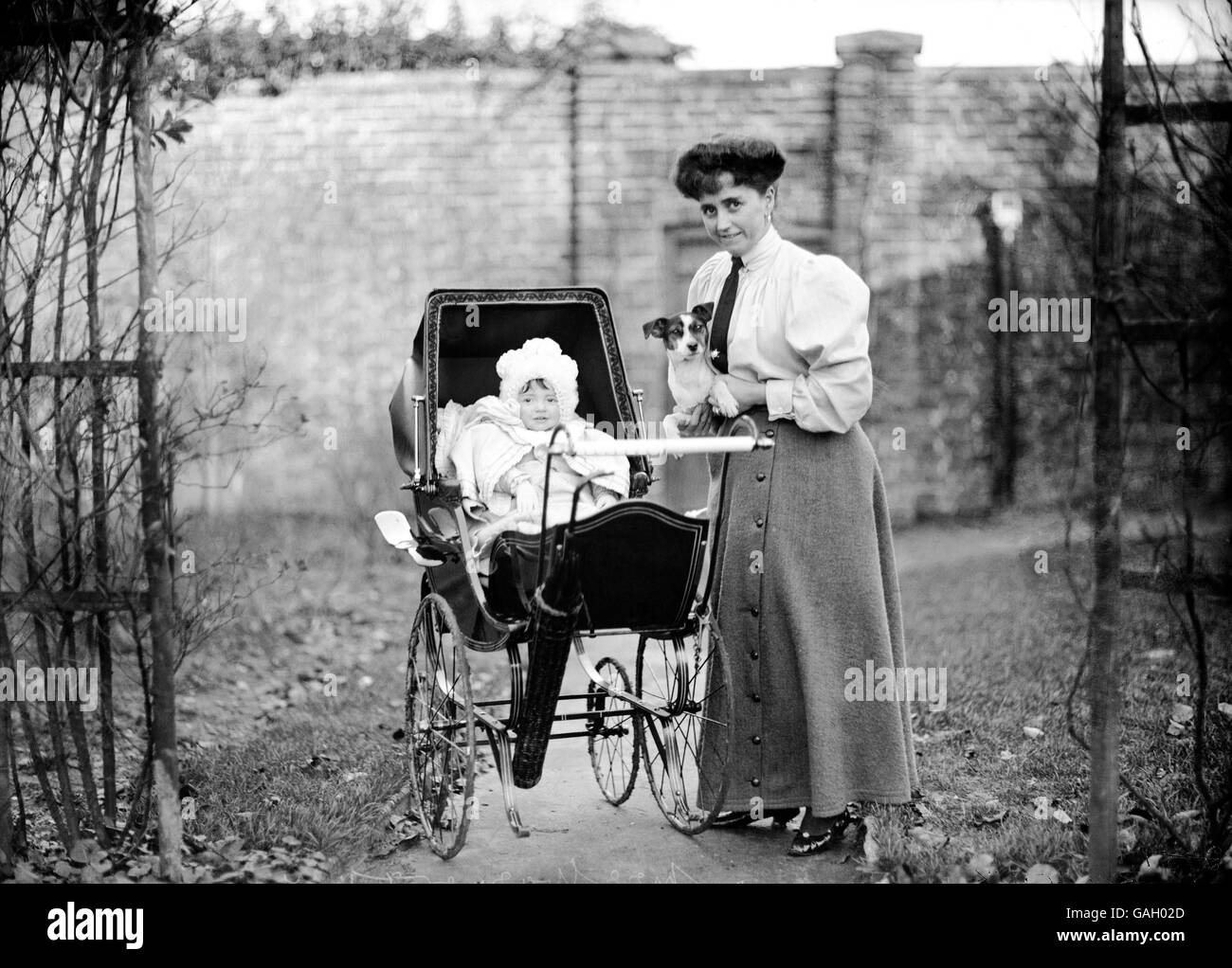Cricket - Agnes Warner. Agnes Warner, Ehefrau des englischen Cricketspielers Pelham 'Plum' Warner, mit einem ihrer Kinder. Stockfoto