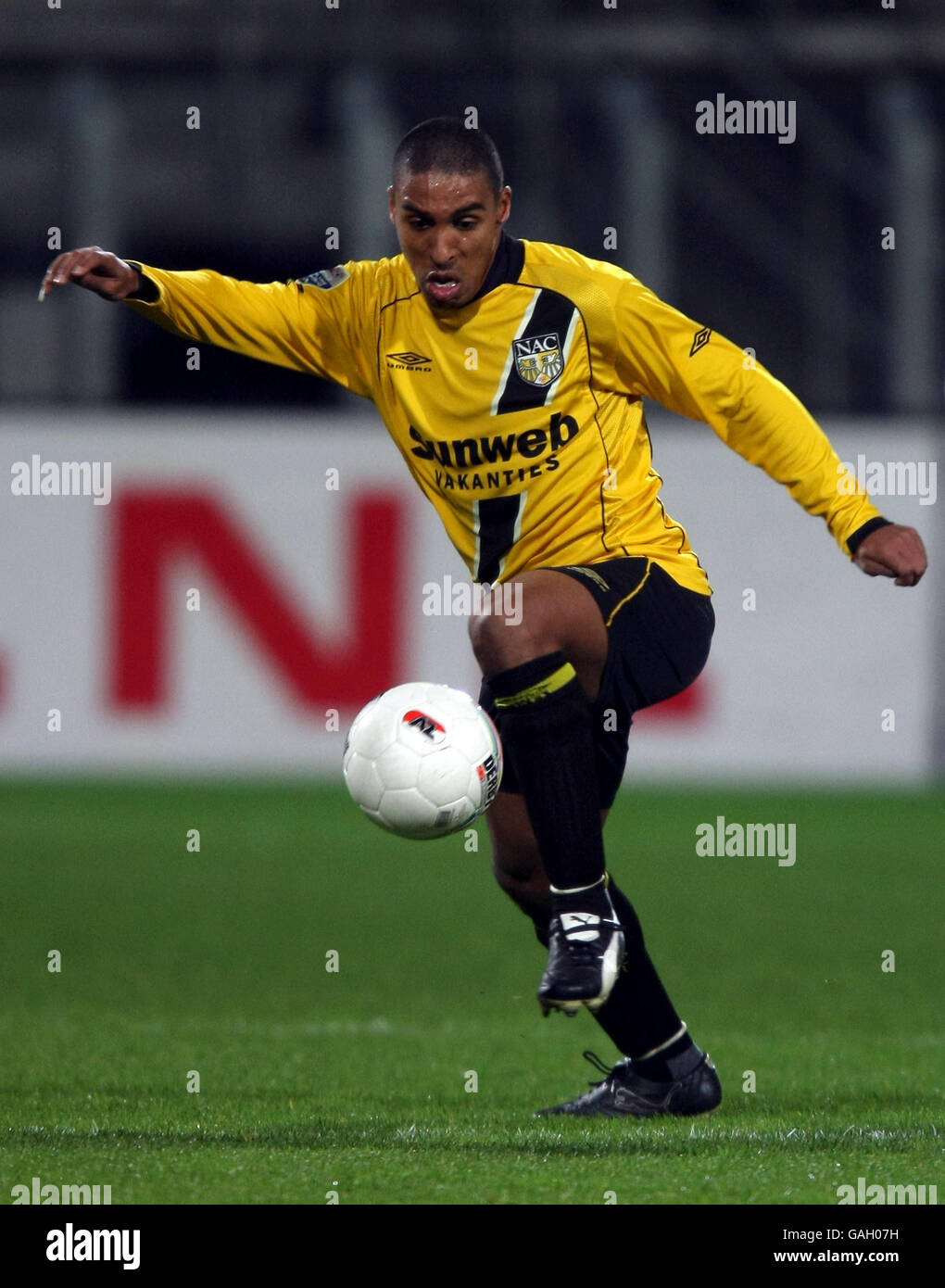 Fußball - Niederländische Eredivise - AZ Alkmaar / NAC Breda - DSB Stadion. Patrick Mtiliga, NAC Breda Stockfoto