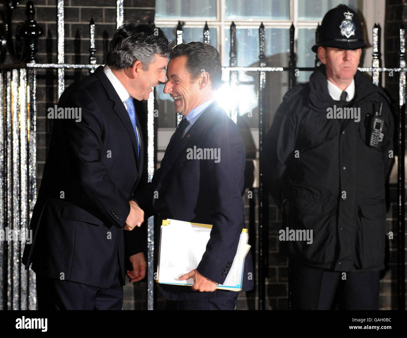 Der britische Premierminister Gordon Brown begrüßt den französischen Präsidenten Nicolas Sarkozy in der Downing Street in London. Die Staats- und Regierungschefs der größten Volkswirtschaften Europas kamen heute Abend in der Downing Street zu Gesprächen über die globale Wirtschaftsreform an, die eine weitere Krise im Stil des Northern Rock abschaffen soll. Stockfoto